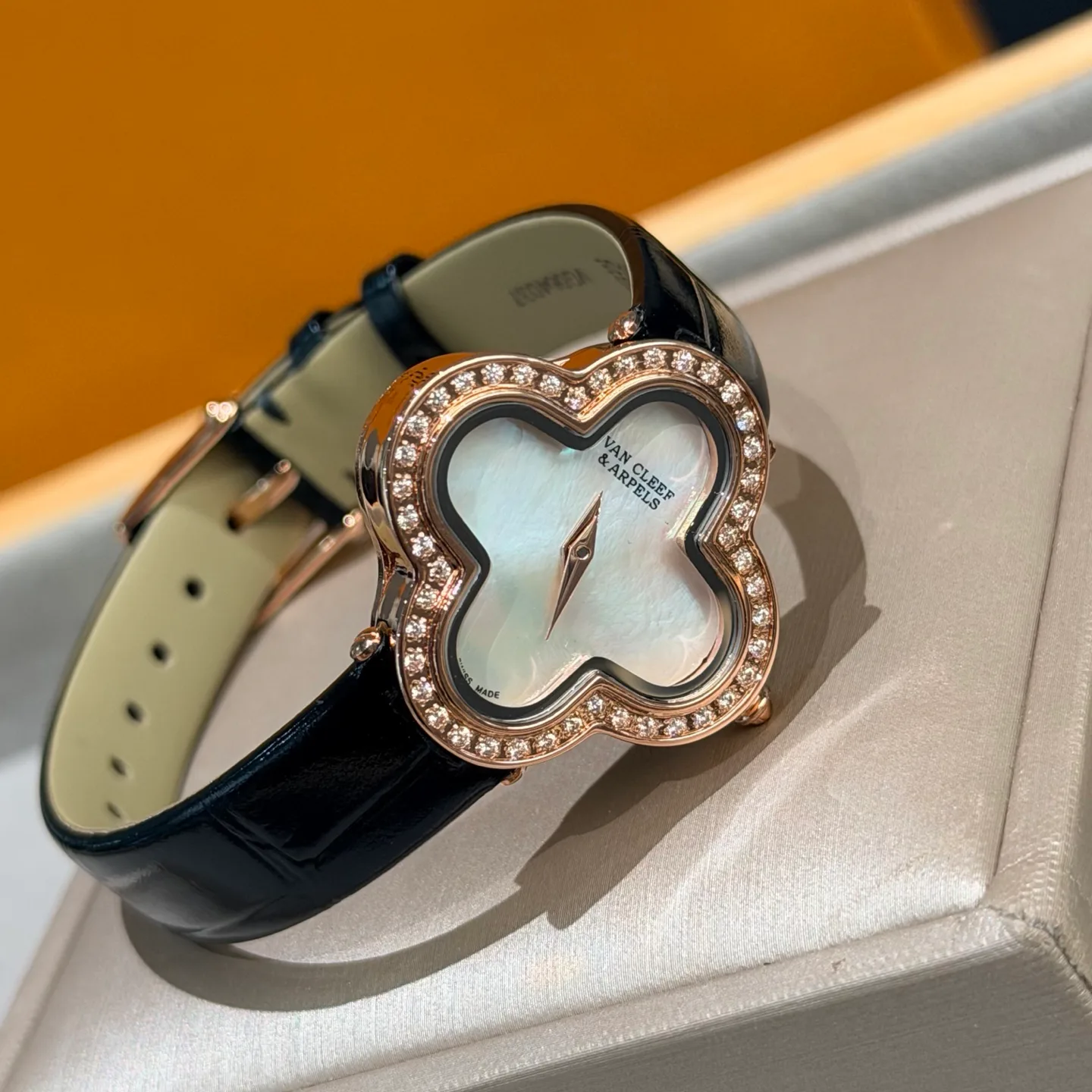 Часы Женские Van Cleef & Arpels 18362059