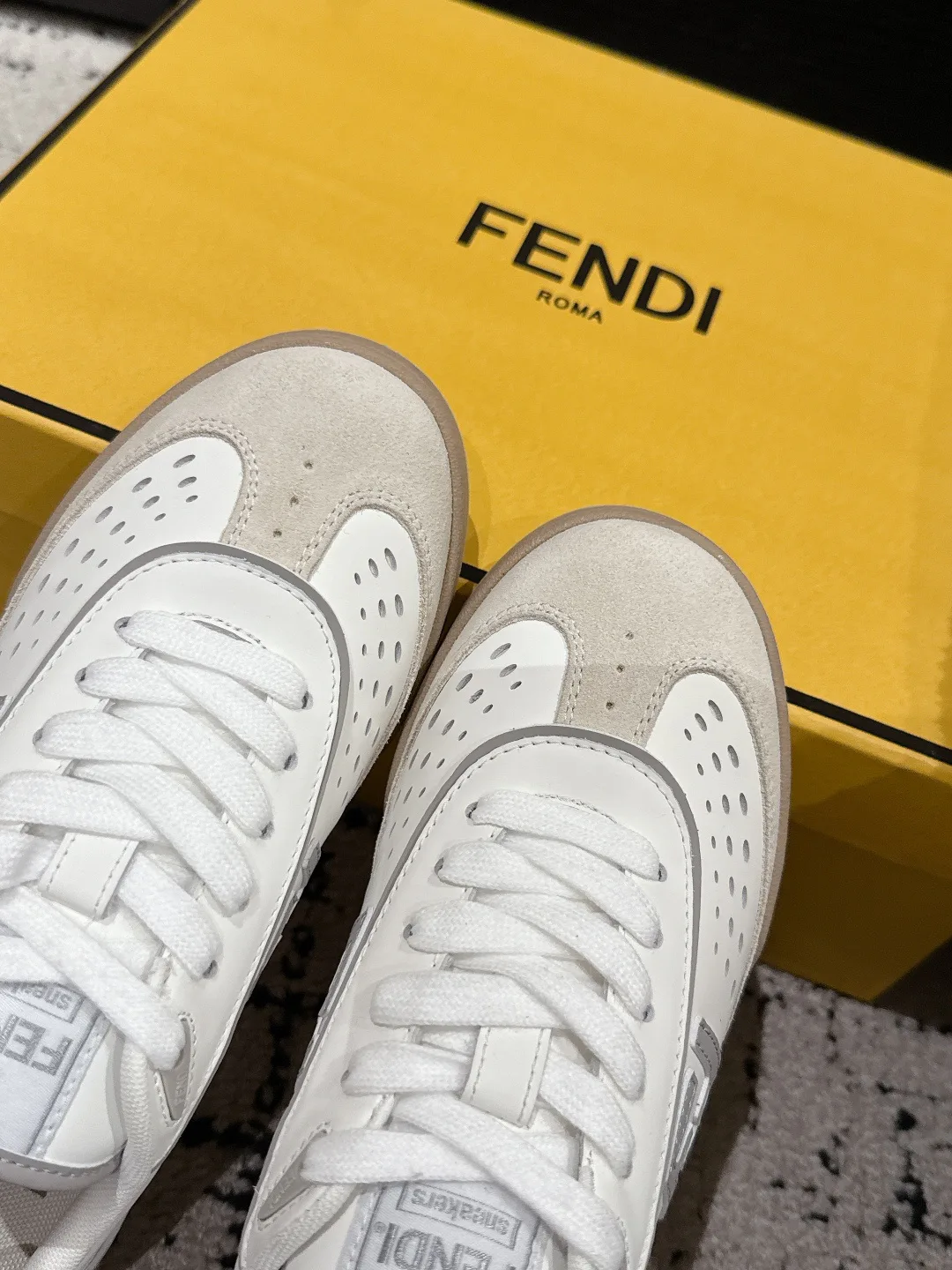 Кроссовки Женские Fendi 11567535