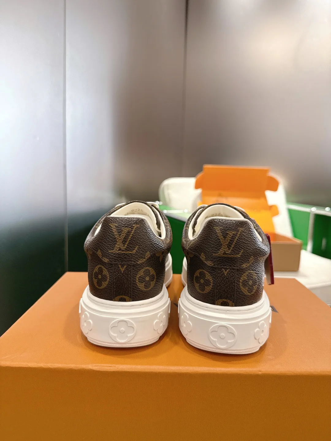 Кроссовки Женские Louis Vuitton 18677727
