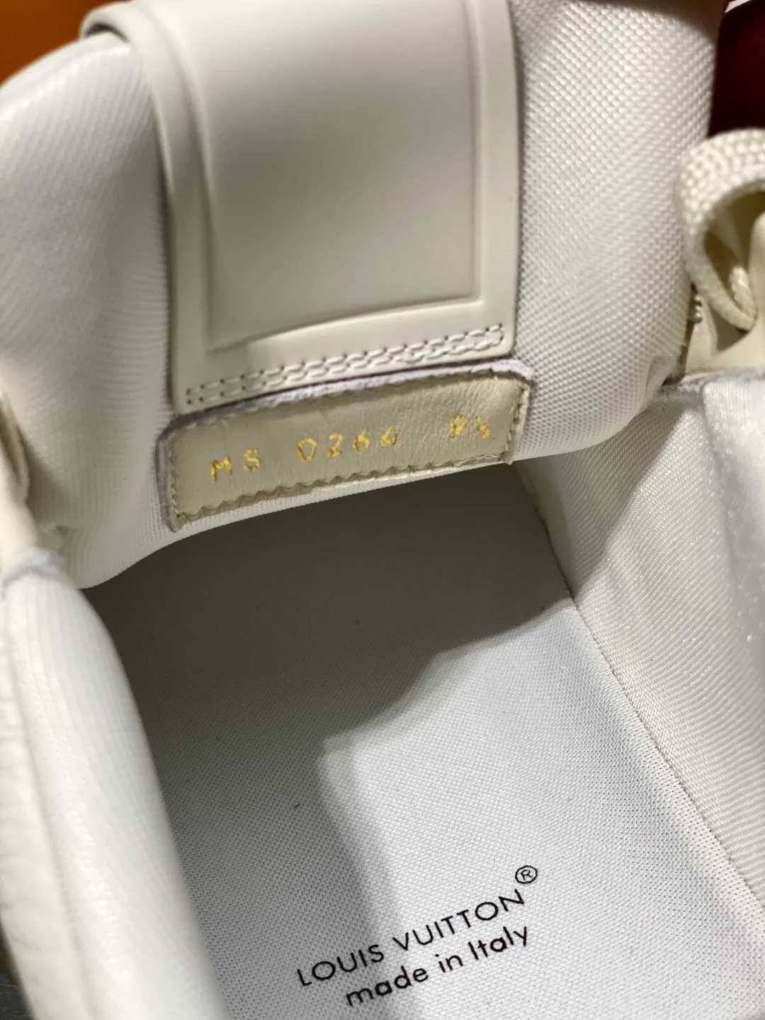 Кроссовки Женские Louis Vuitton 18119343