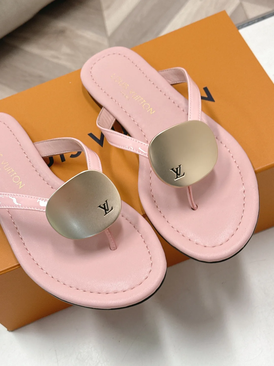 Шлепанцы Женские Louis Vuitton 17578108
