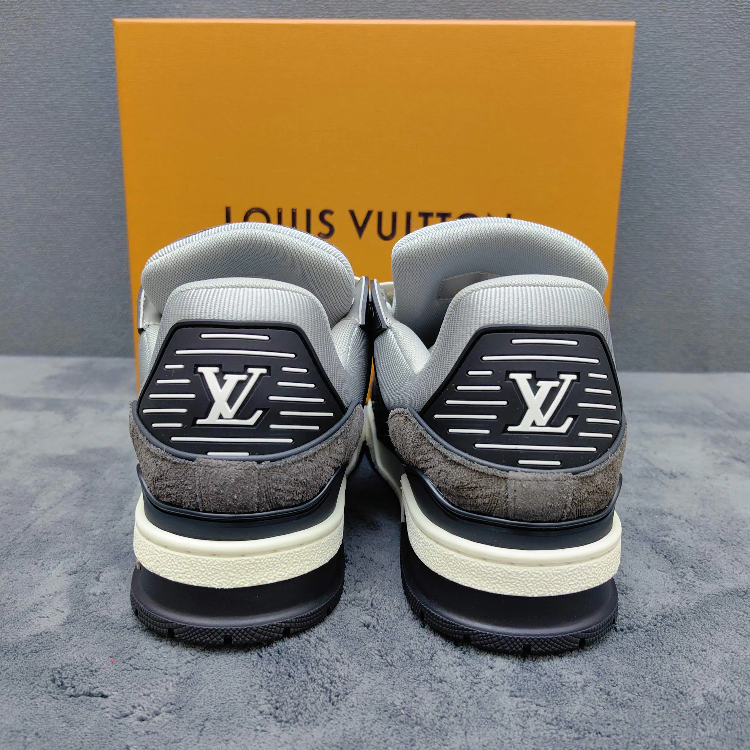 Кроссовки Женские Louis Vuitton 17957140