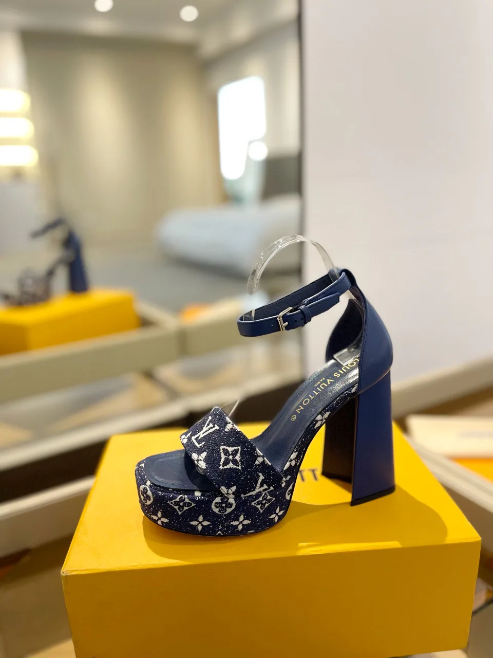 Босоножки Женские Louis Vuitton 17946842