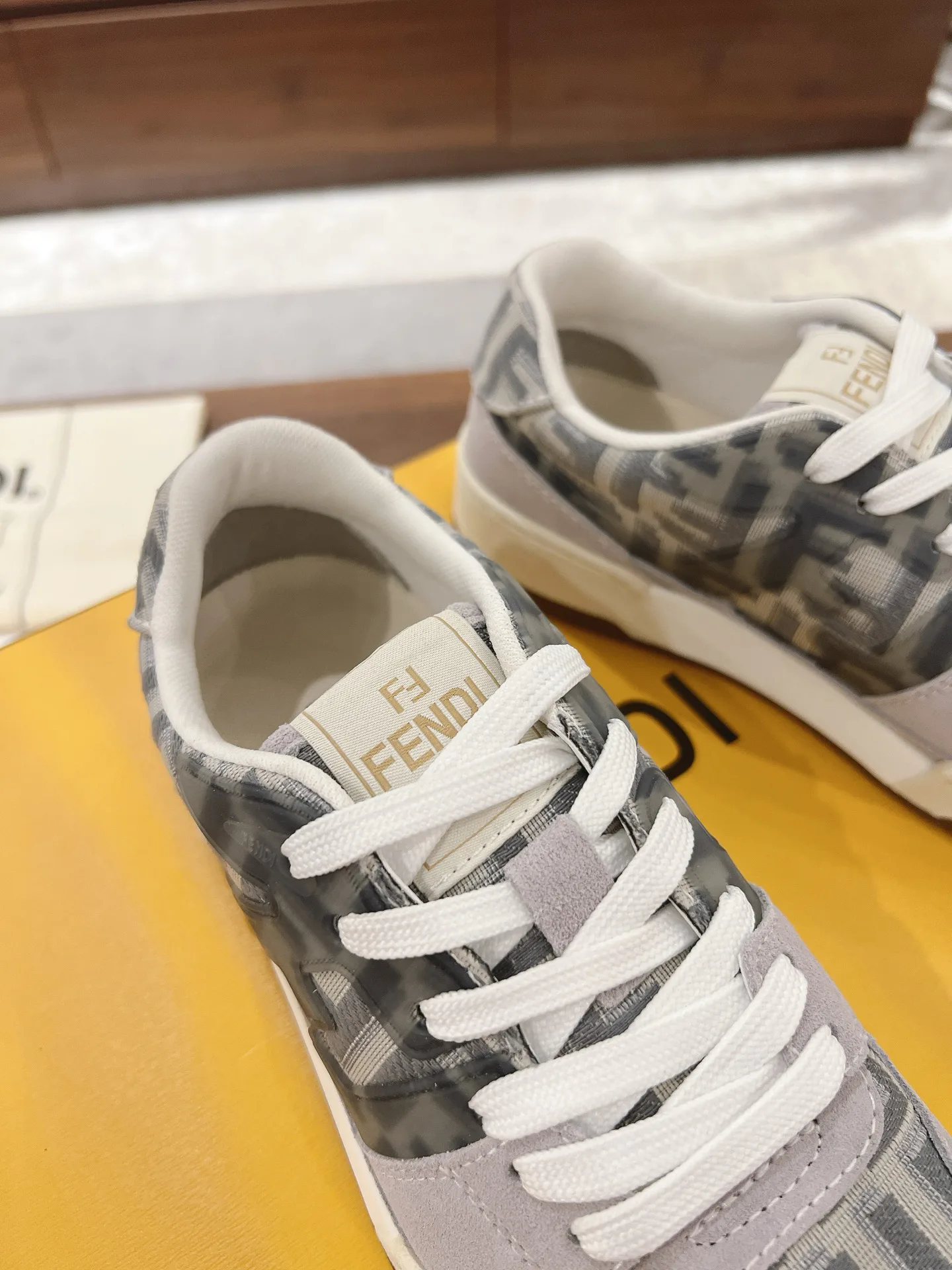 Кроссовки Женские Fendi 18219606