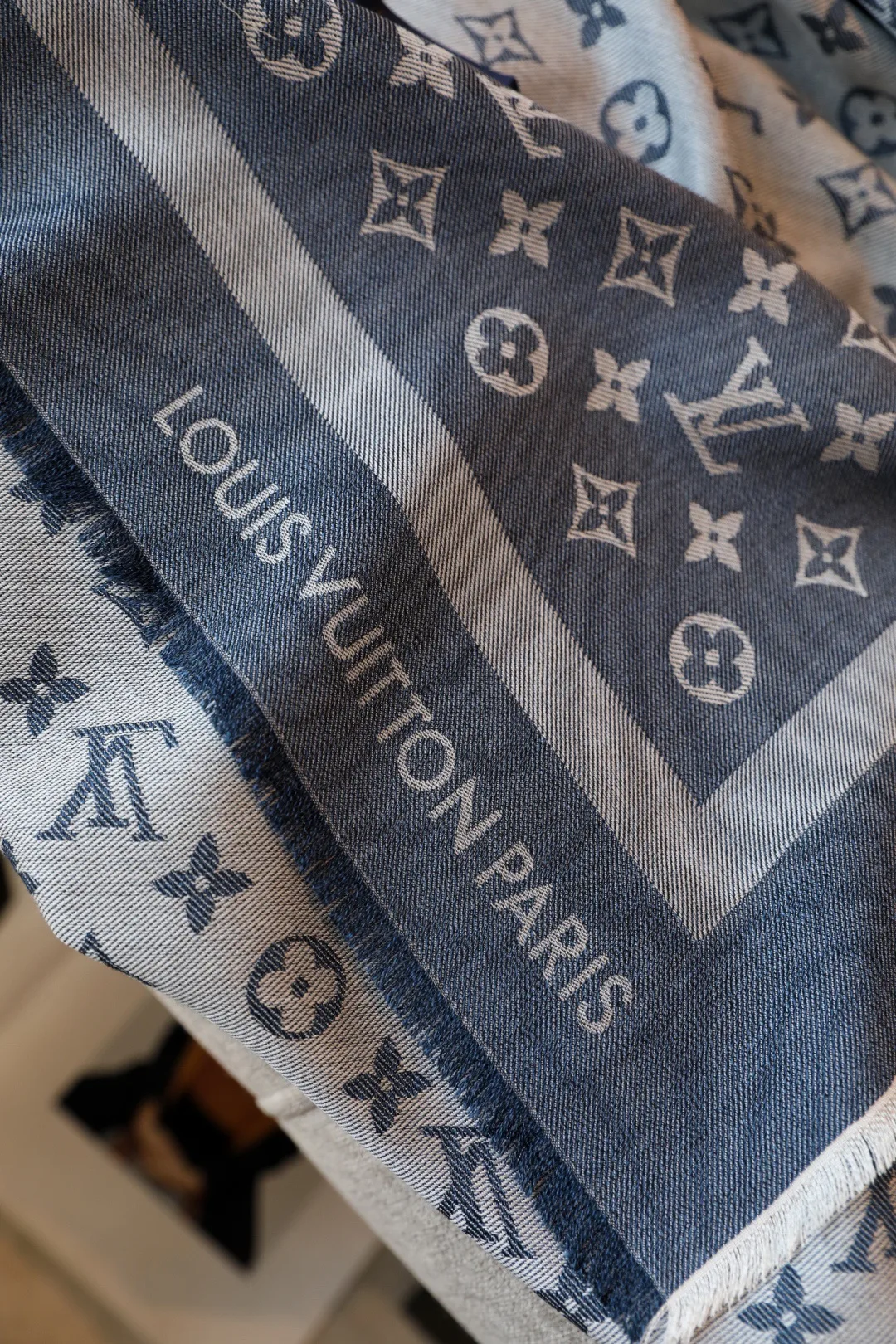 Шарфы Louis Vuitton 18618582