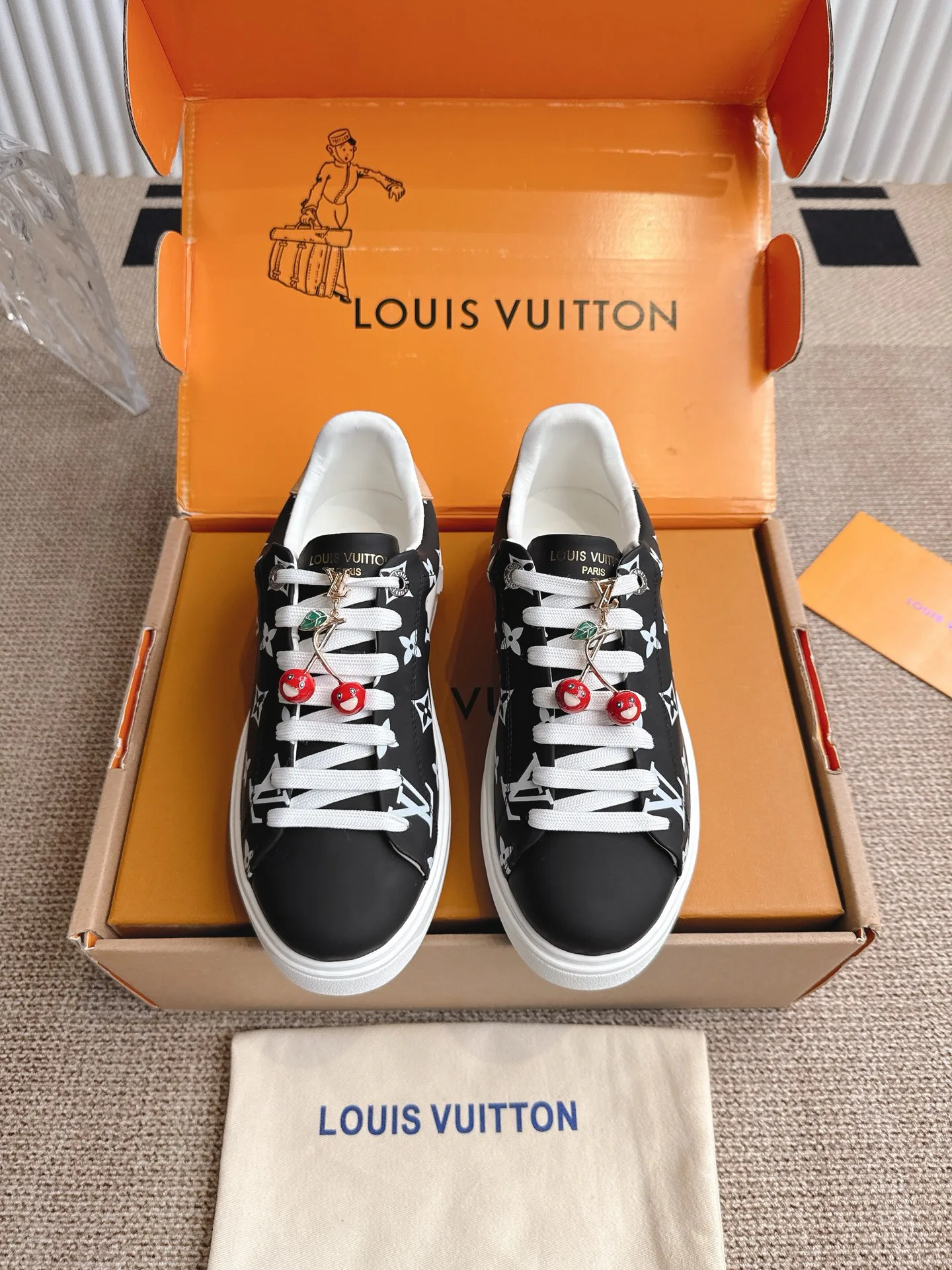 Кроссовки Женские Louis Vuitton 18702947