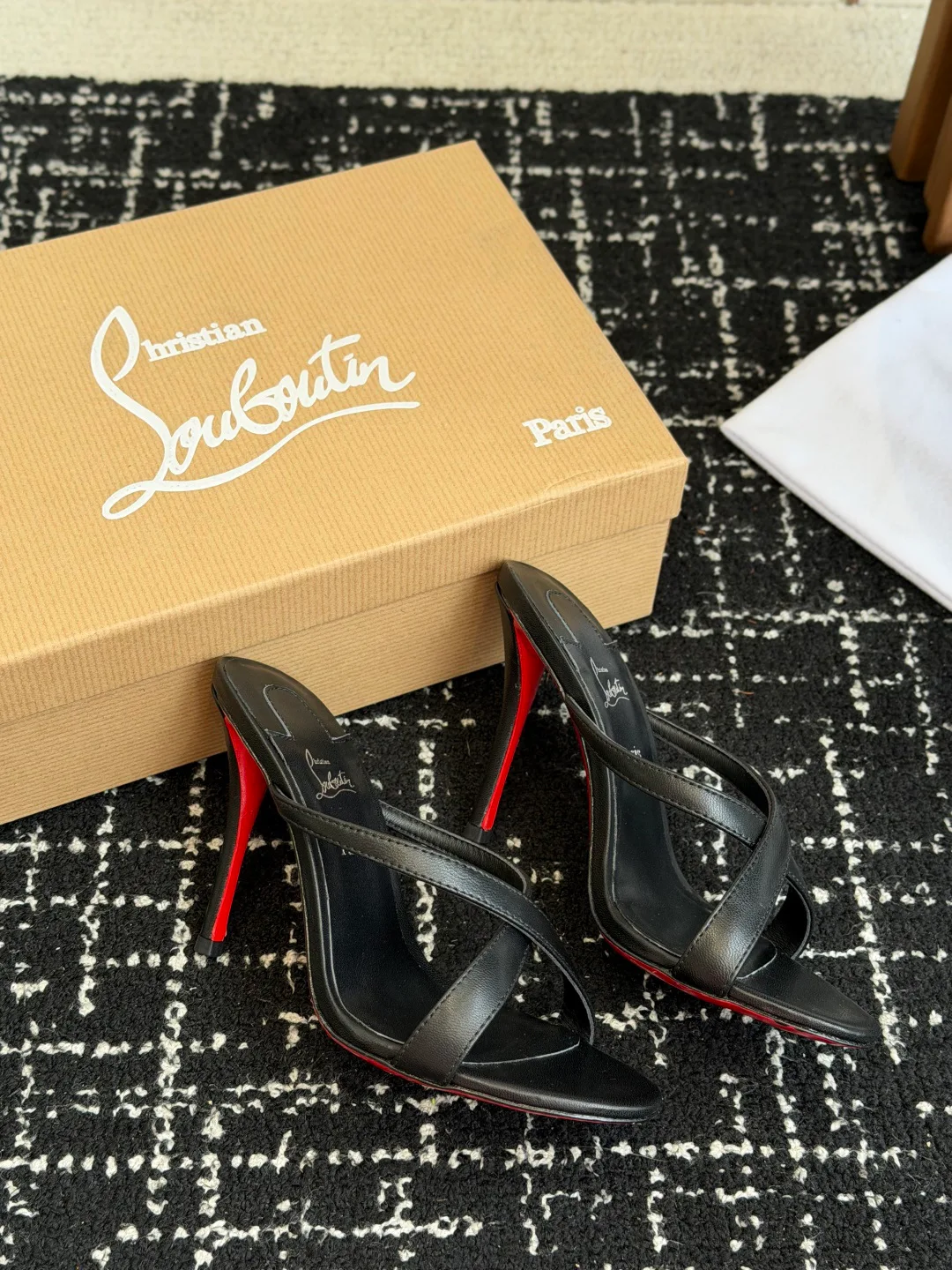 Босоножки Женские Christian Louboutin 17936548