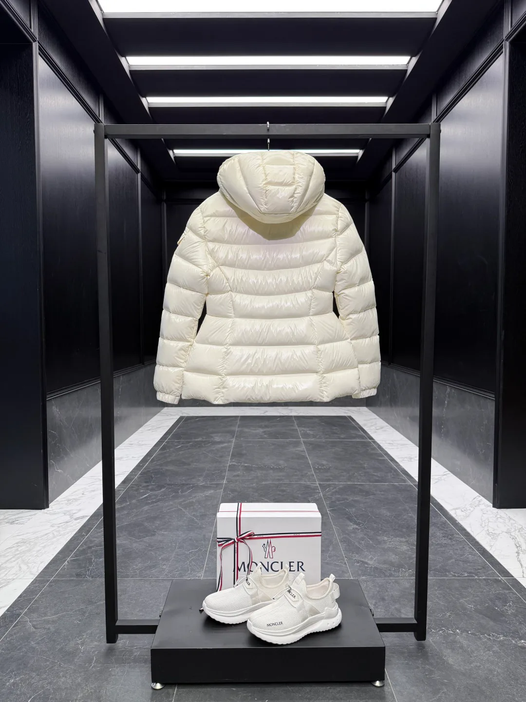 Куртки И Пуховики Женские Moncler 18741312