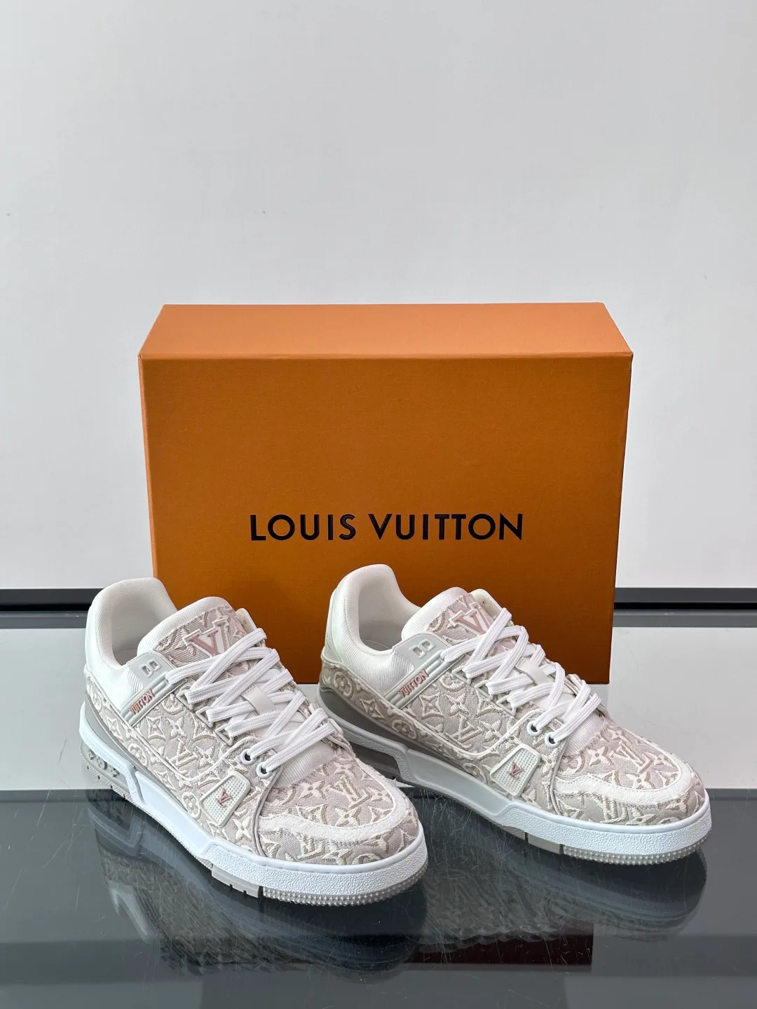 Кроссовки Женские Louis Vuitton 18039739