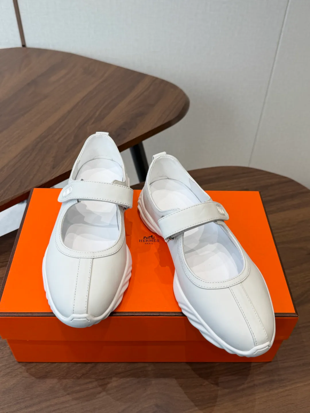 Кроссовки Женские Hermes 18687392