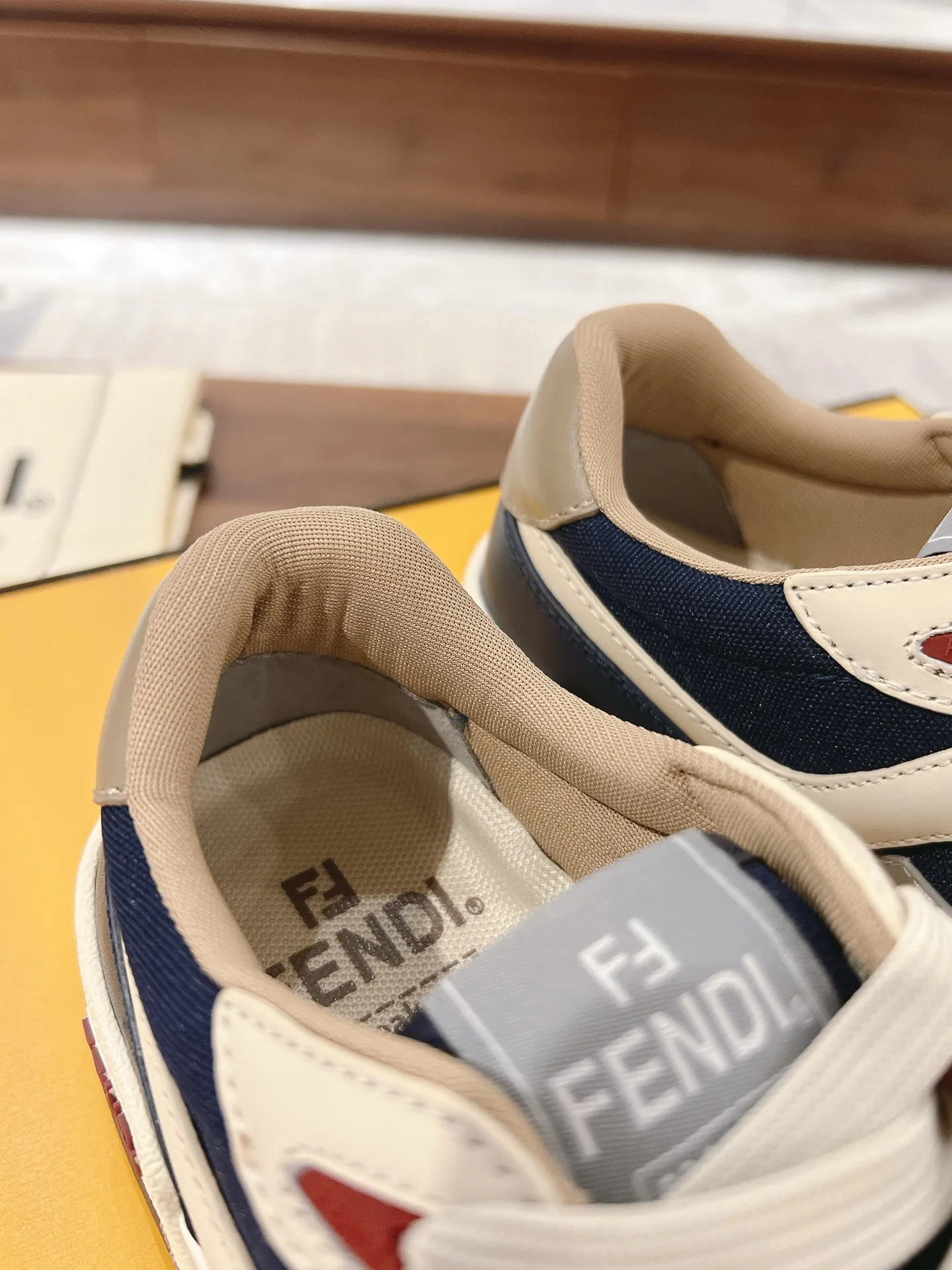 Кроссовки Женские Fendi 18219546
