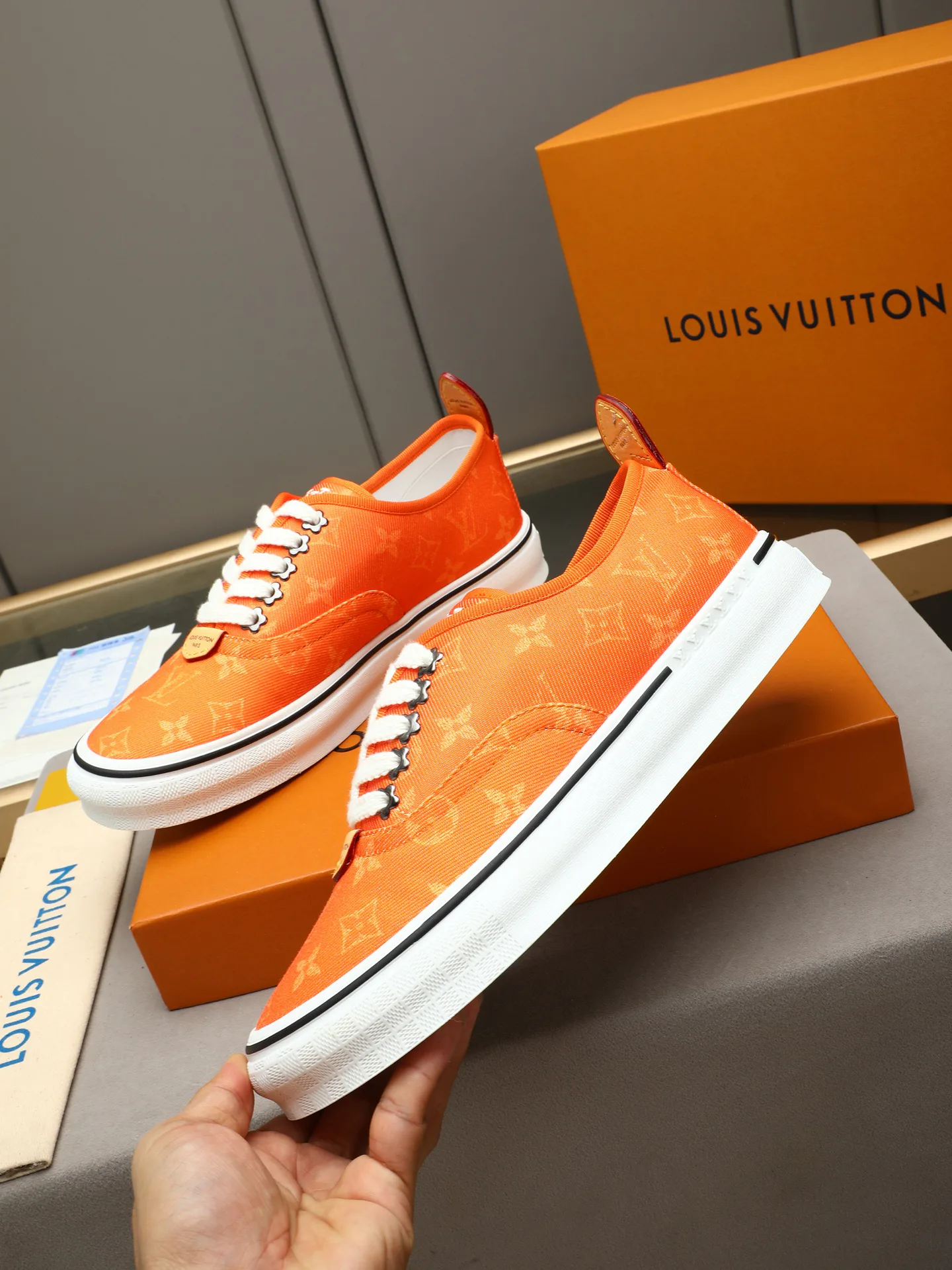 Кроссовки Женские Louis Vuitton 17947257