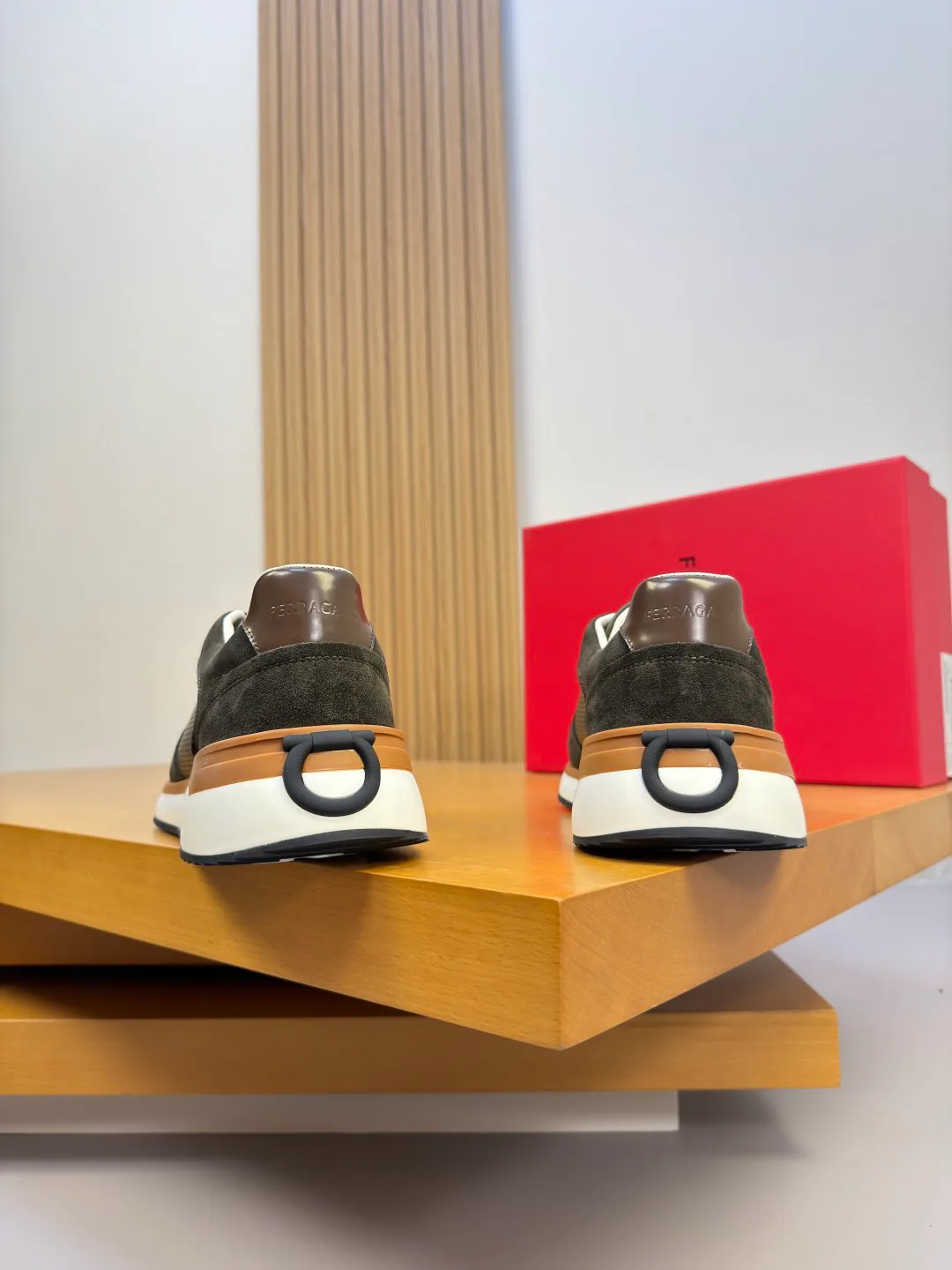 Кроссовки Мужские Salvatore Ferragamo 19811361
