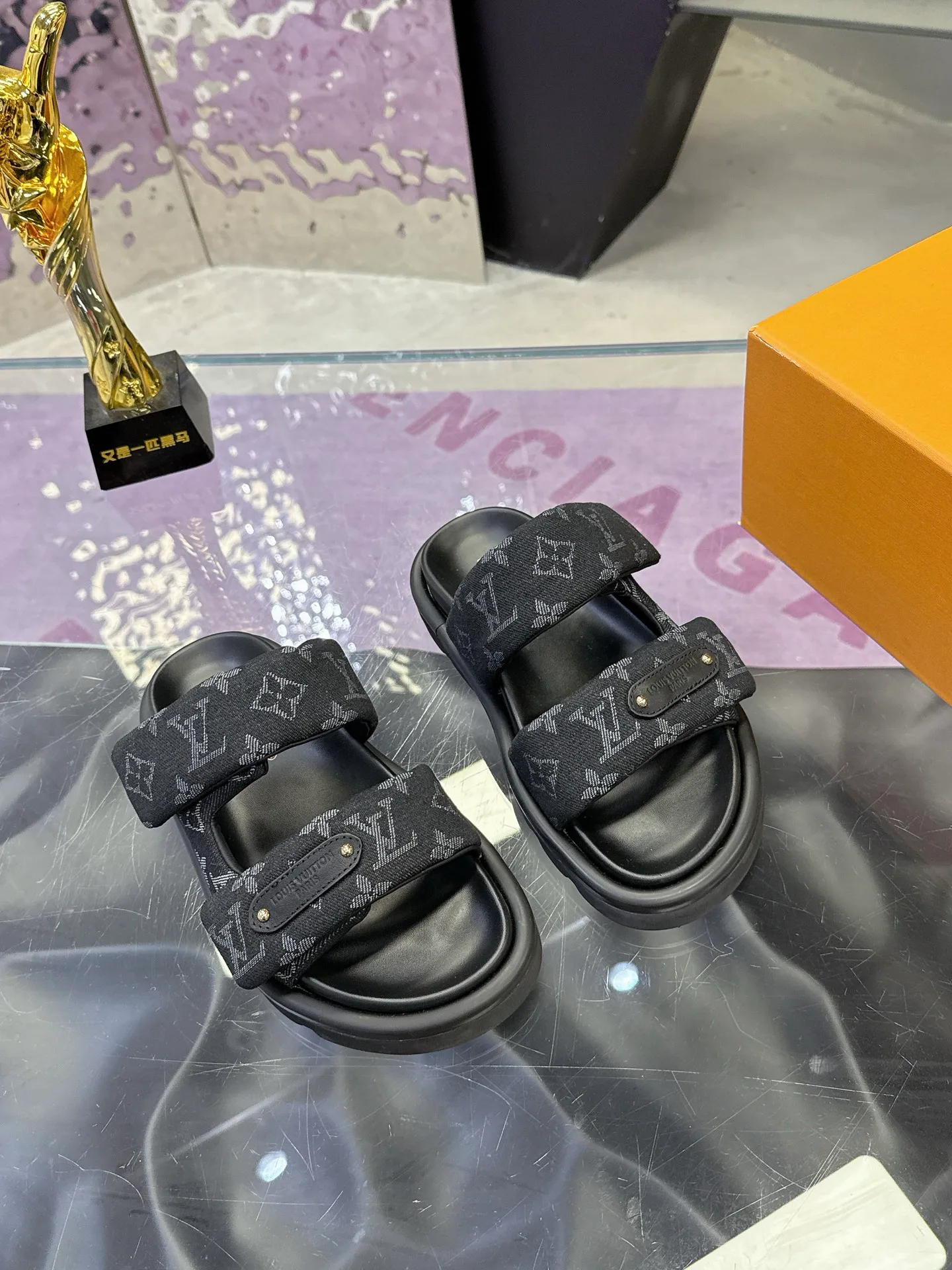 Шлепанцы Женские Louis Vuitton 17530464