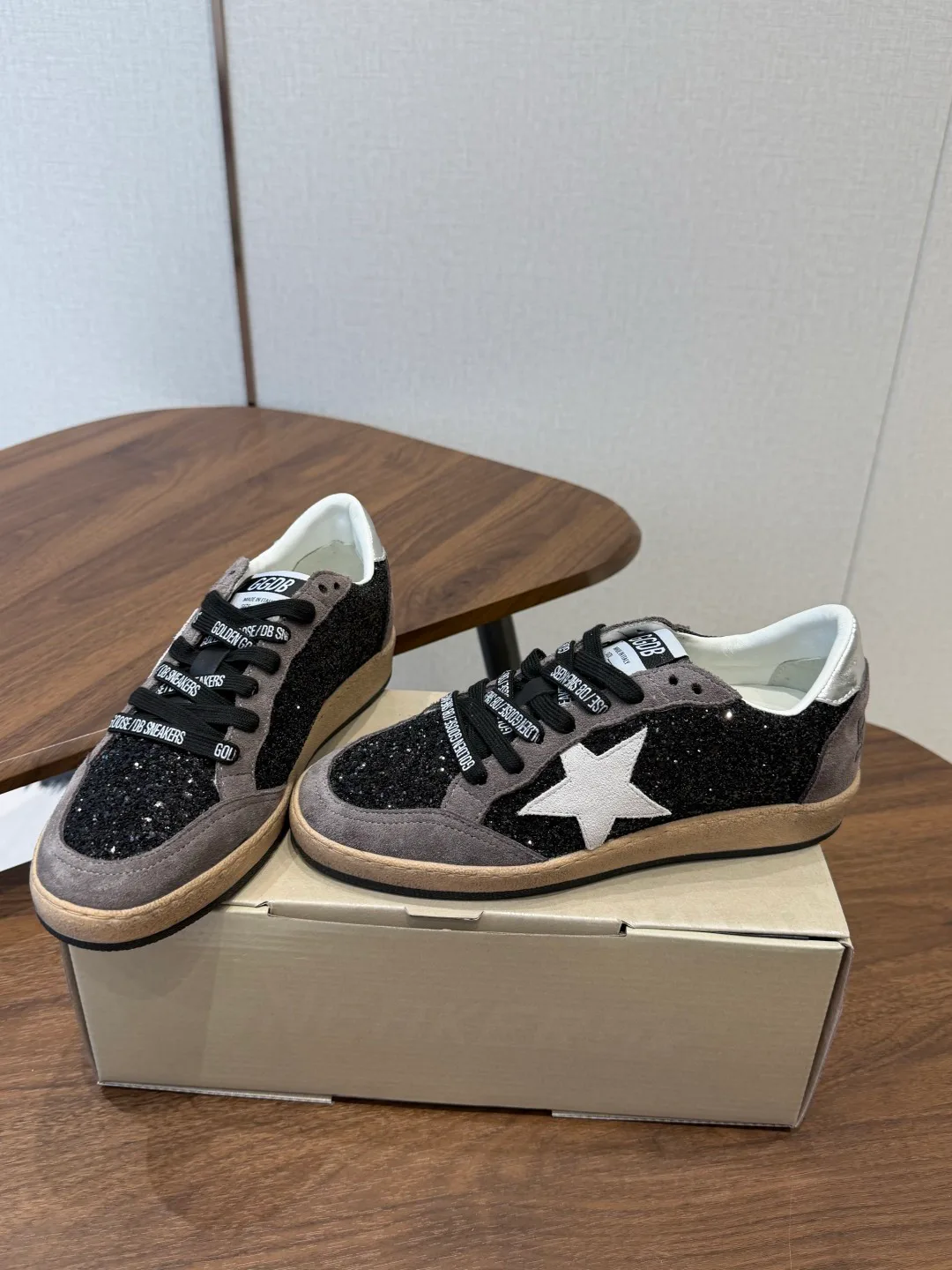 Кроссовки Женские Golden Goose 18357249