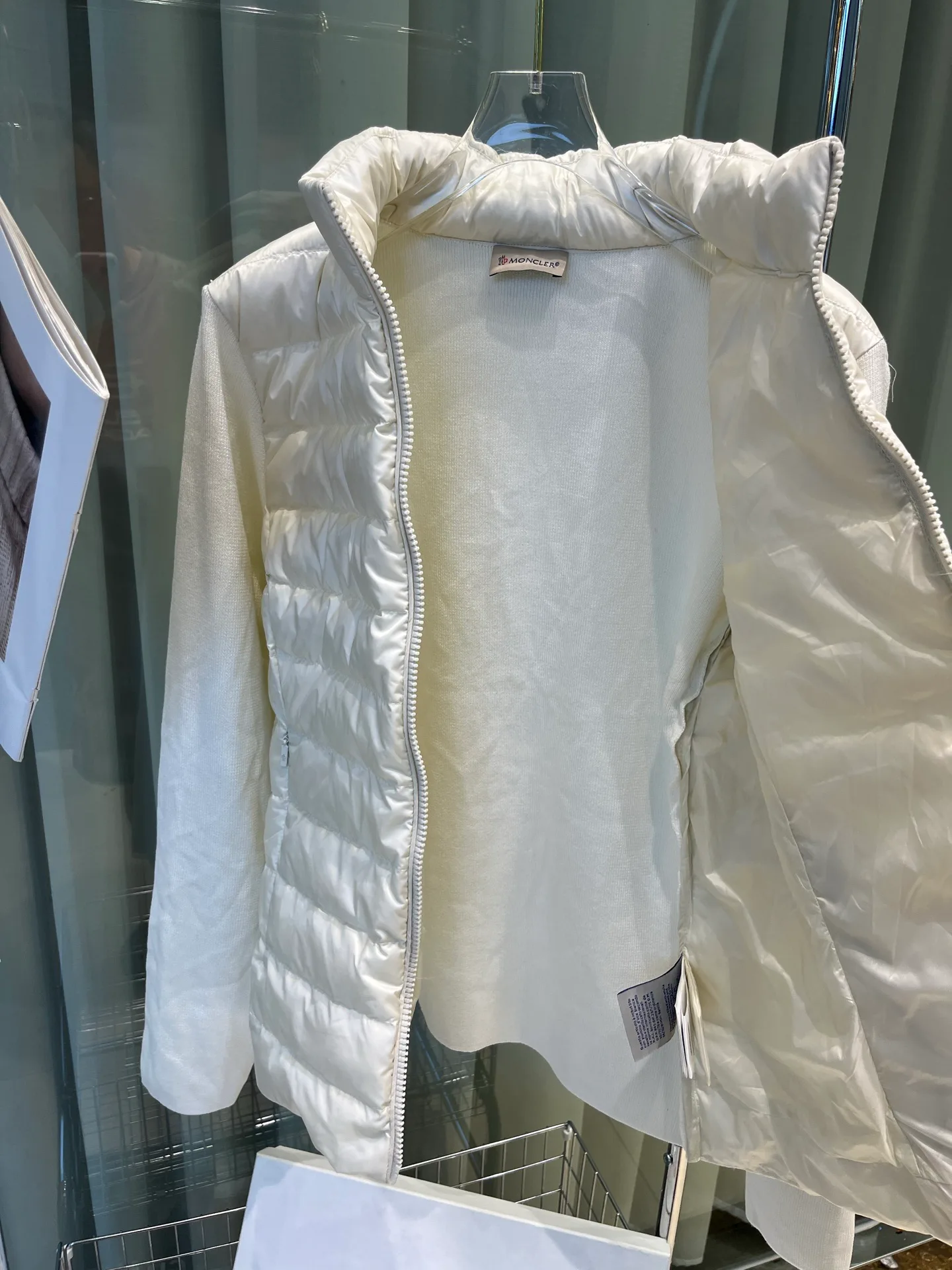 Куртки И Пуховики Женские Moncler 18204180