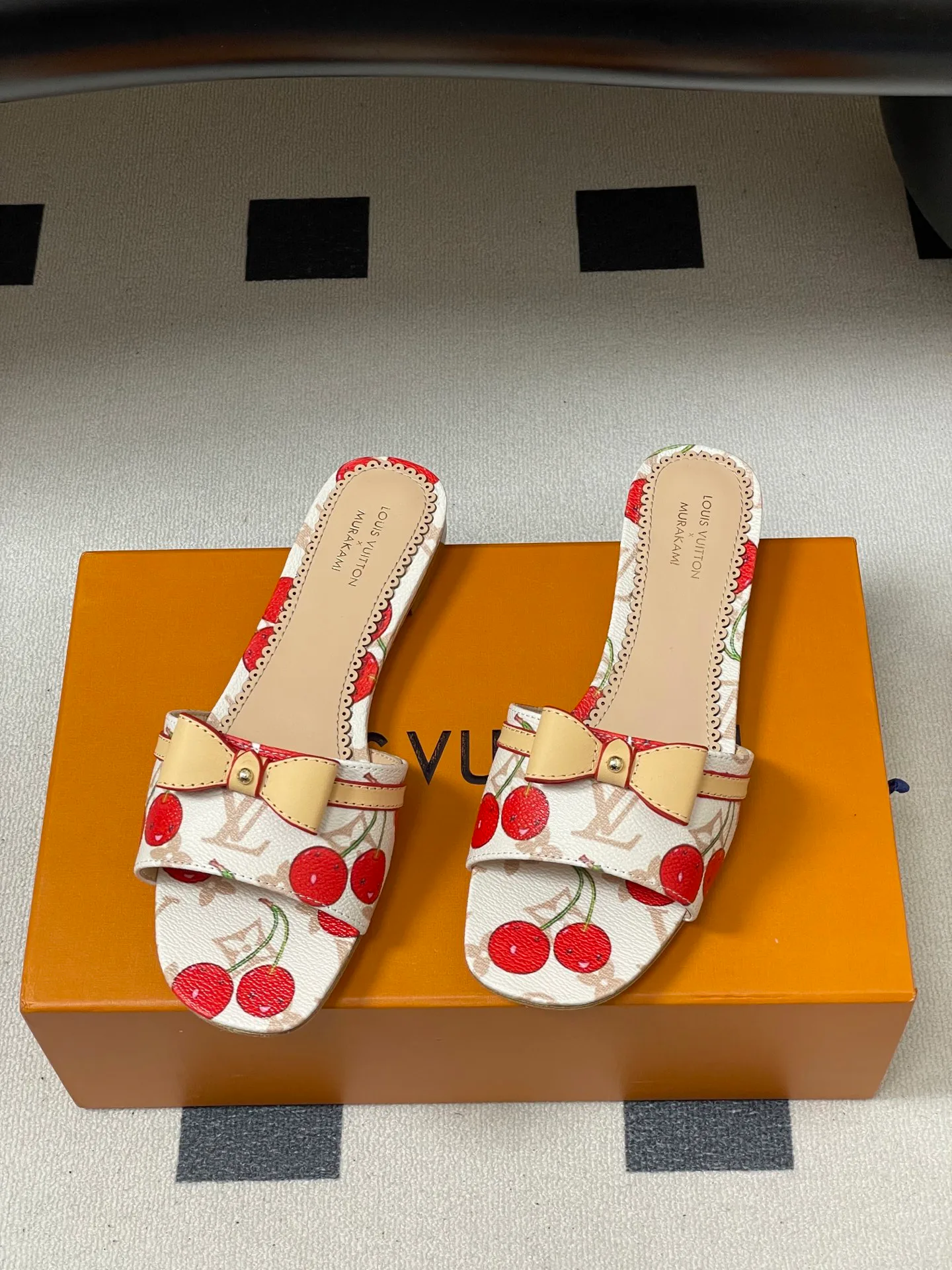 Шлепанцы Женские Louis Vuitton 3361686