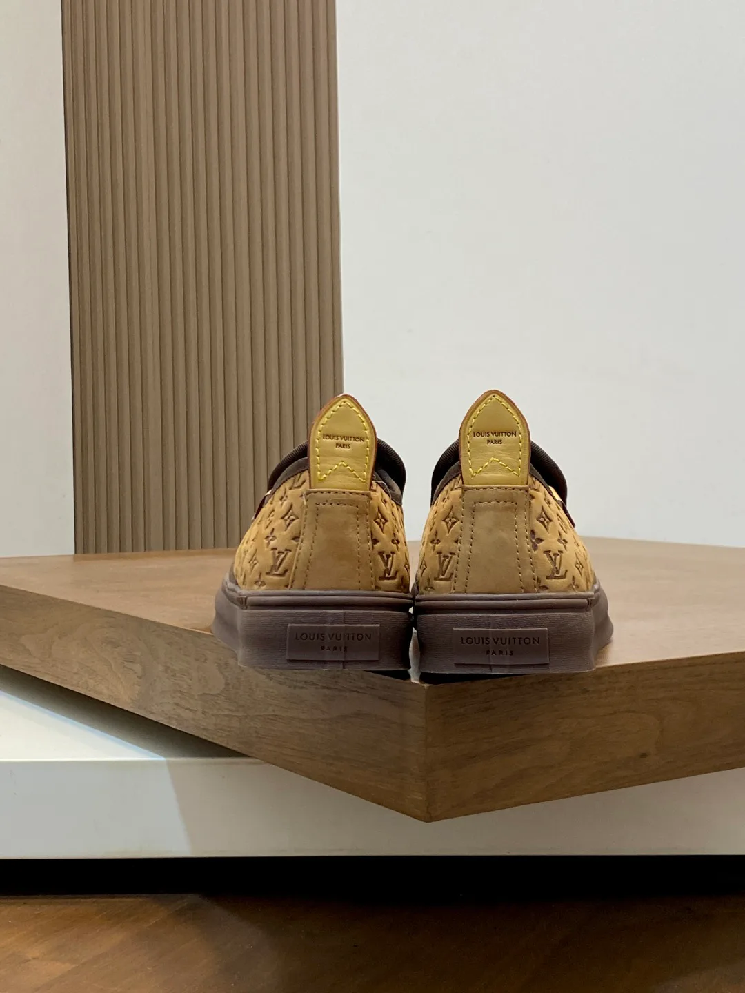 Кроссовки Мужские Louis Vuitton 18707536