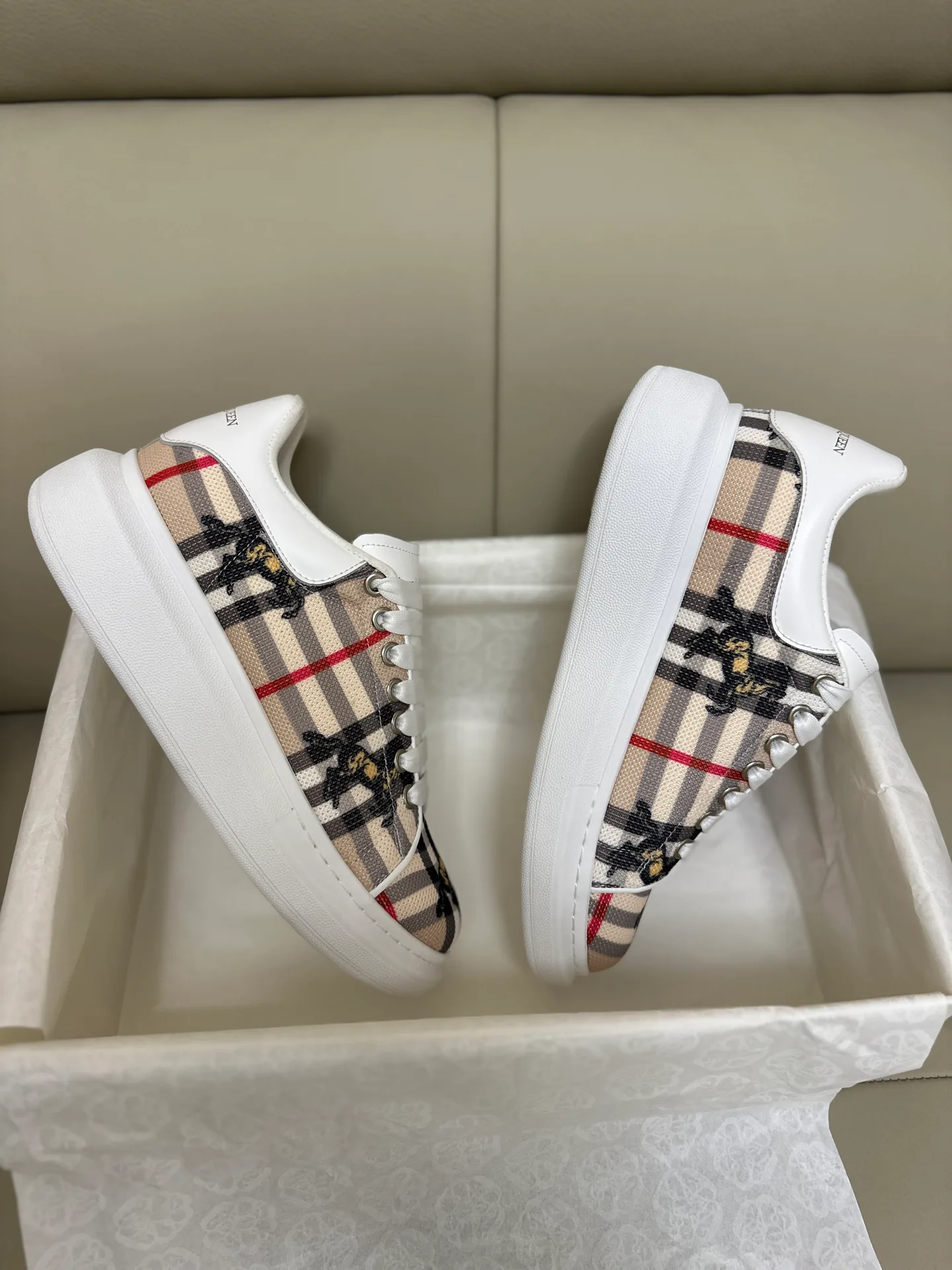 Кроссовки Женские Alexander Mcqueen 18616719