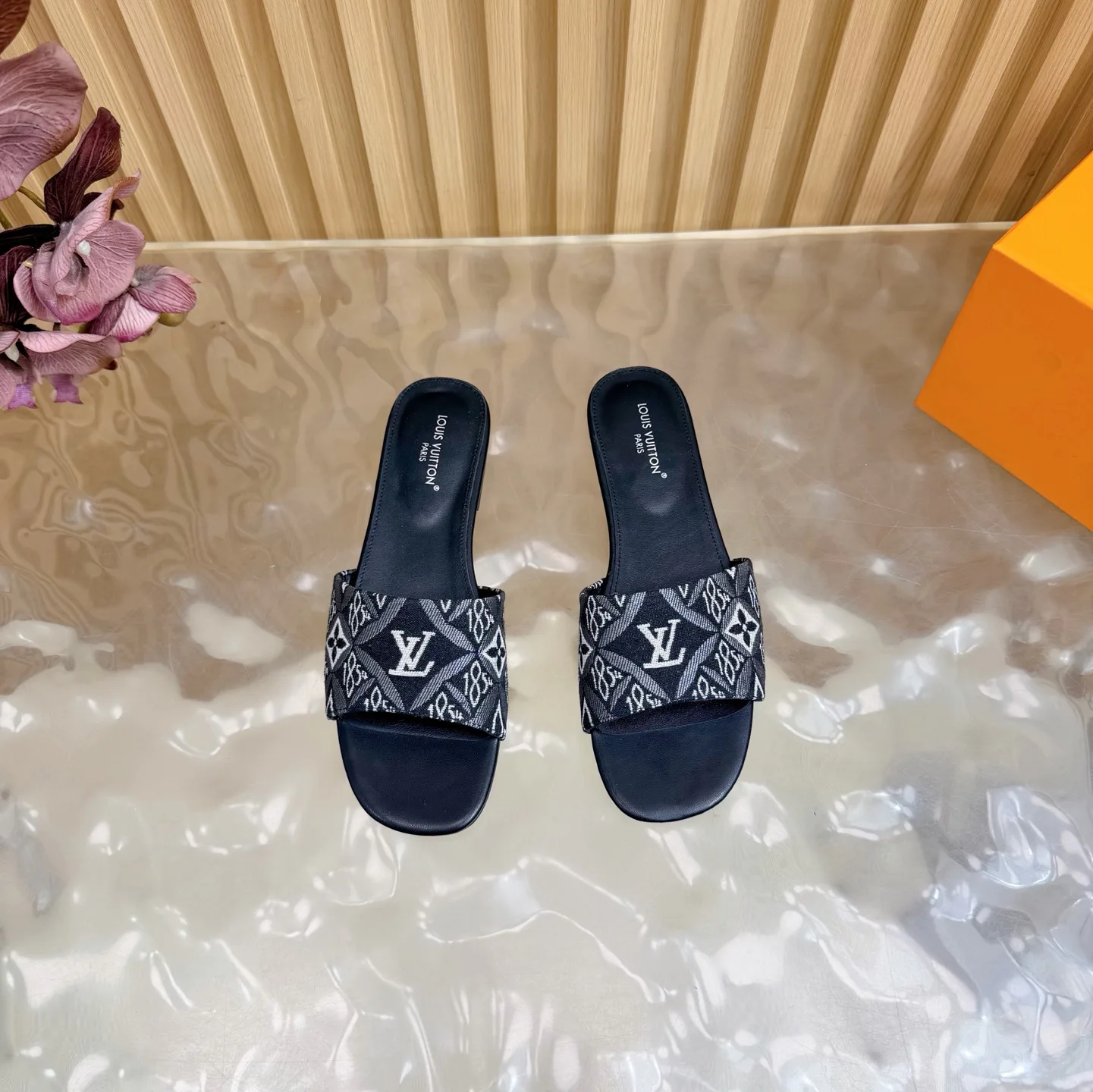 Шлепанцы Женские Louis Vuitton 3060191