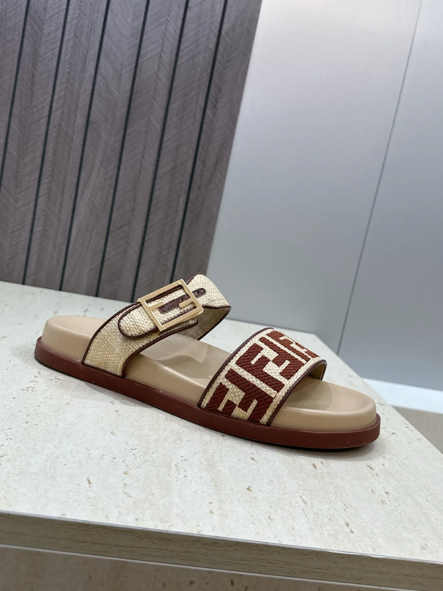 Шлепанцы Женские Fendi 16910446