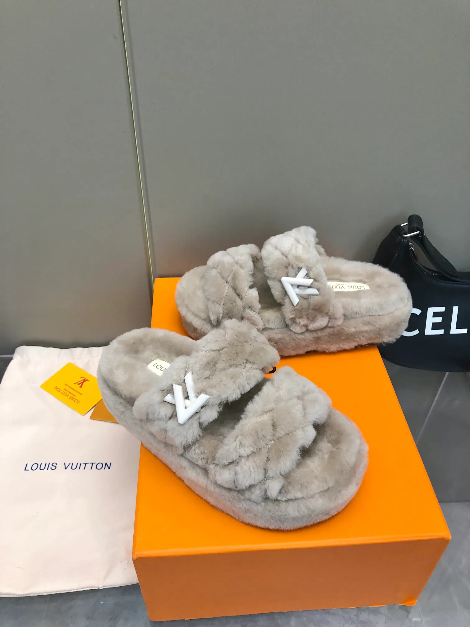 Тапочки Женские Louis Vuitton 914376