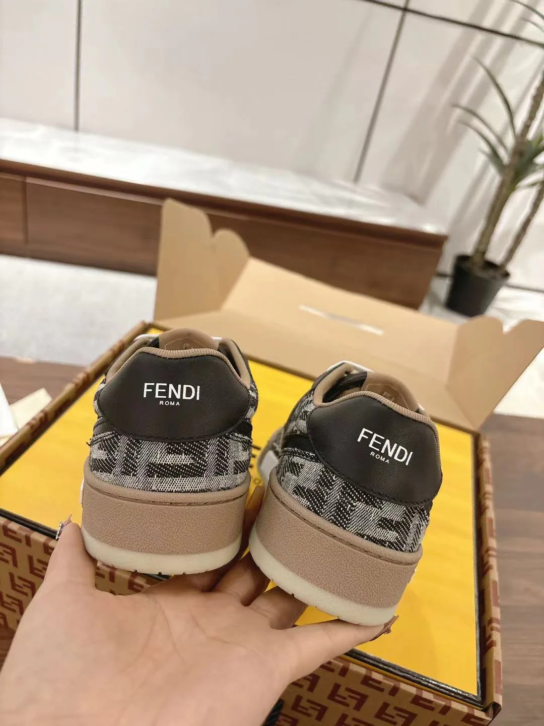 Кроссовки Женские Fendi 18219621
