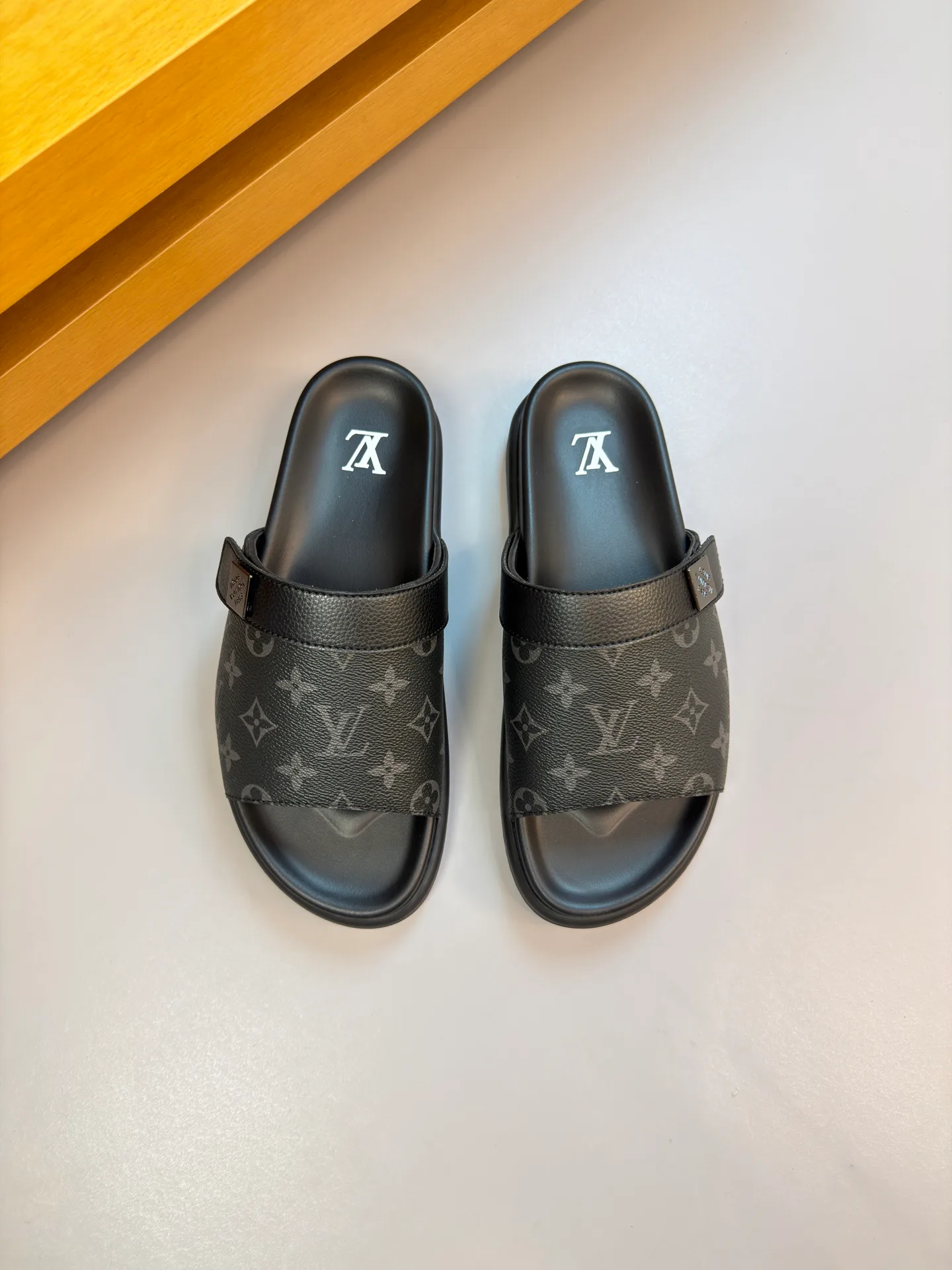 Шлепанцы Женские Louis Vuitton 11745534