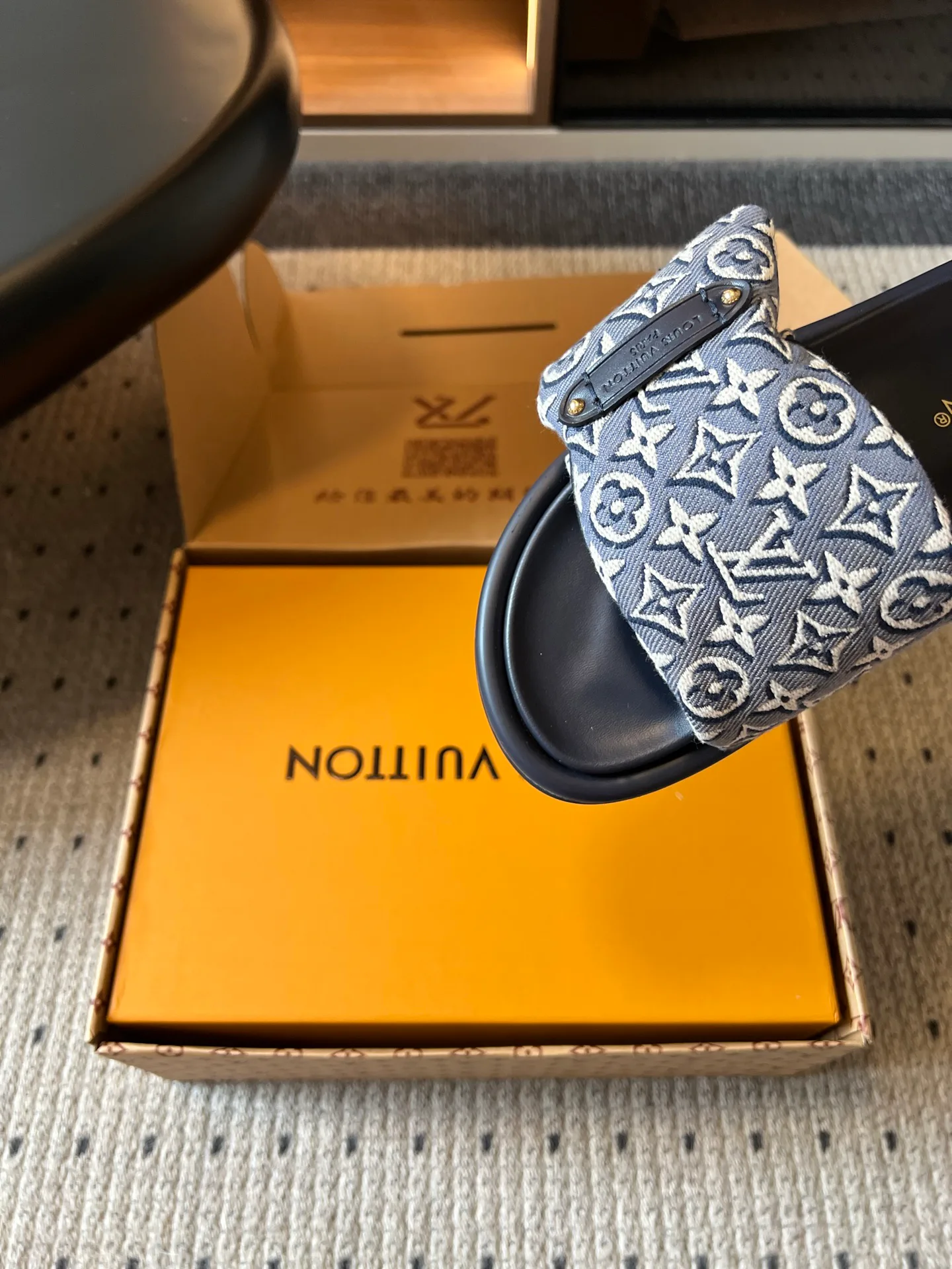 Шлепанцы Женские Louis Vuitton 17686618