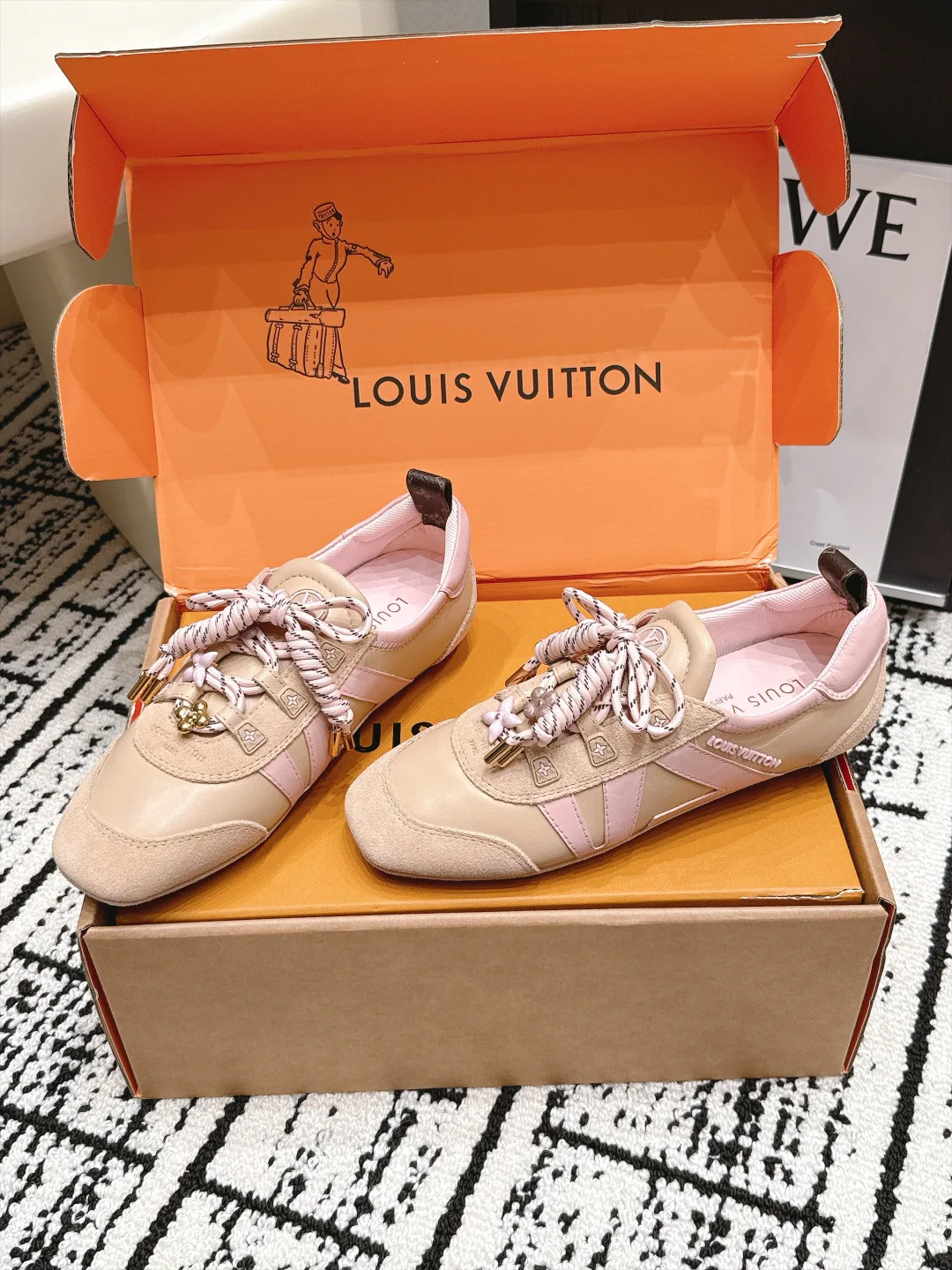 Кроссовки Женские Louis Vuitton 17978325