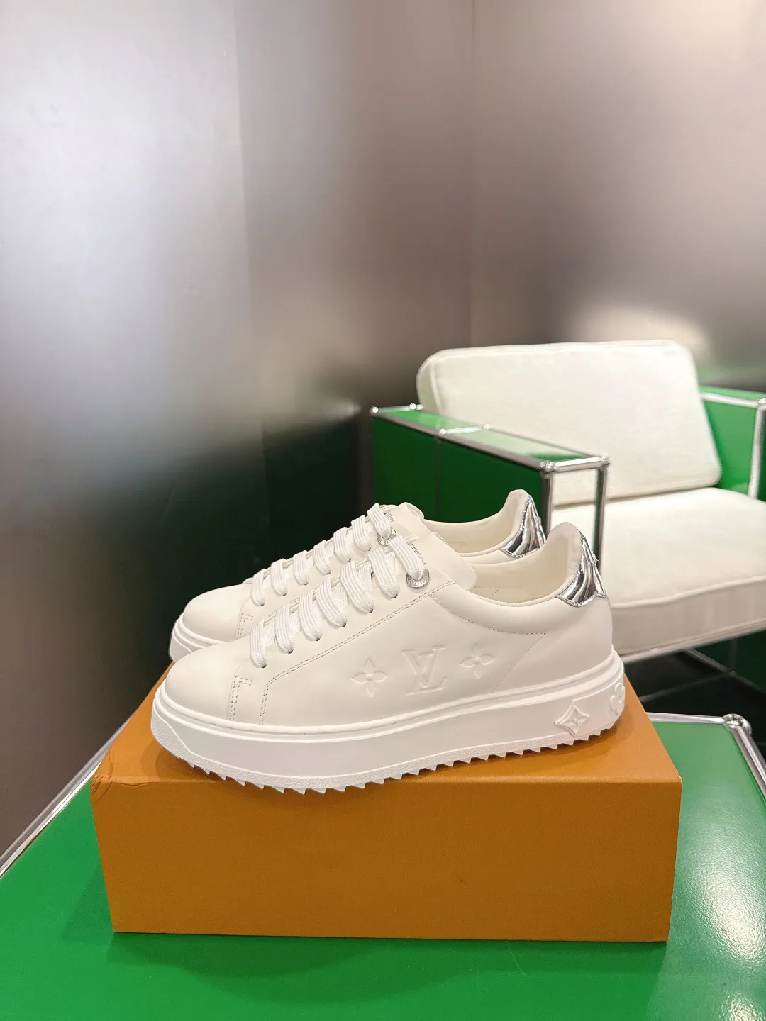 Кроссовки Женские Louis Vuitton 18702930