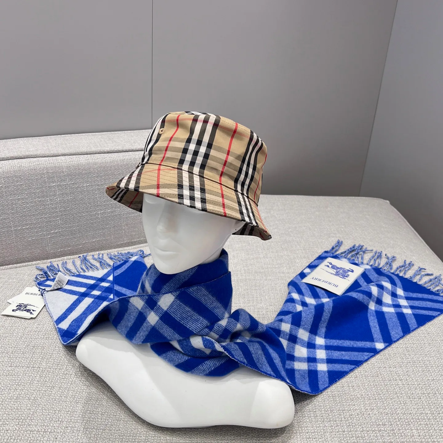 Шарфы Burberry 17945519