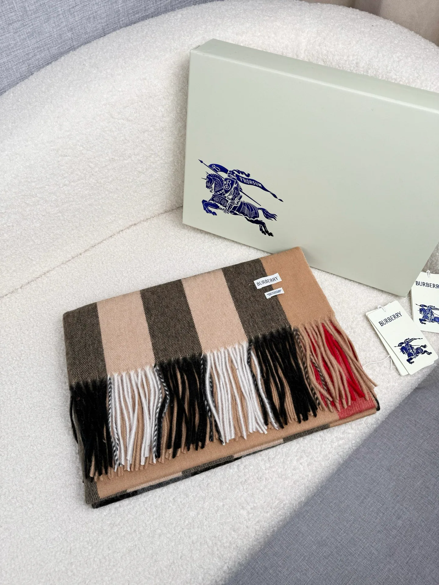 Шарфы Burberry 18675480