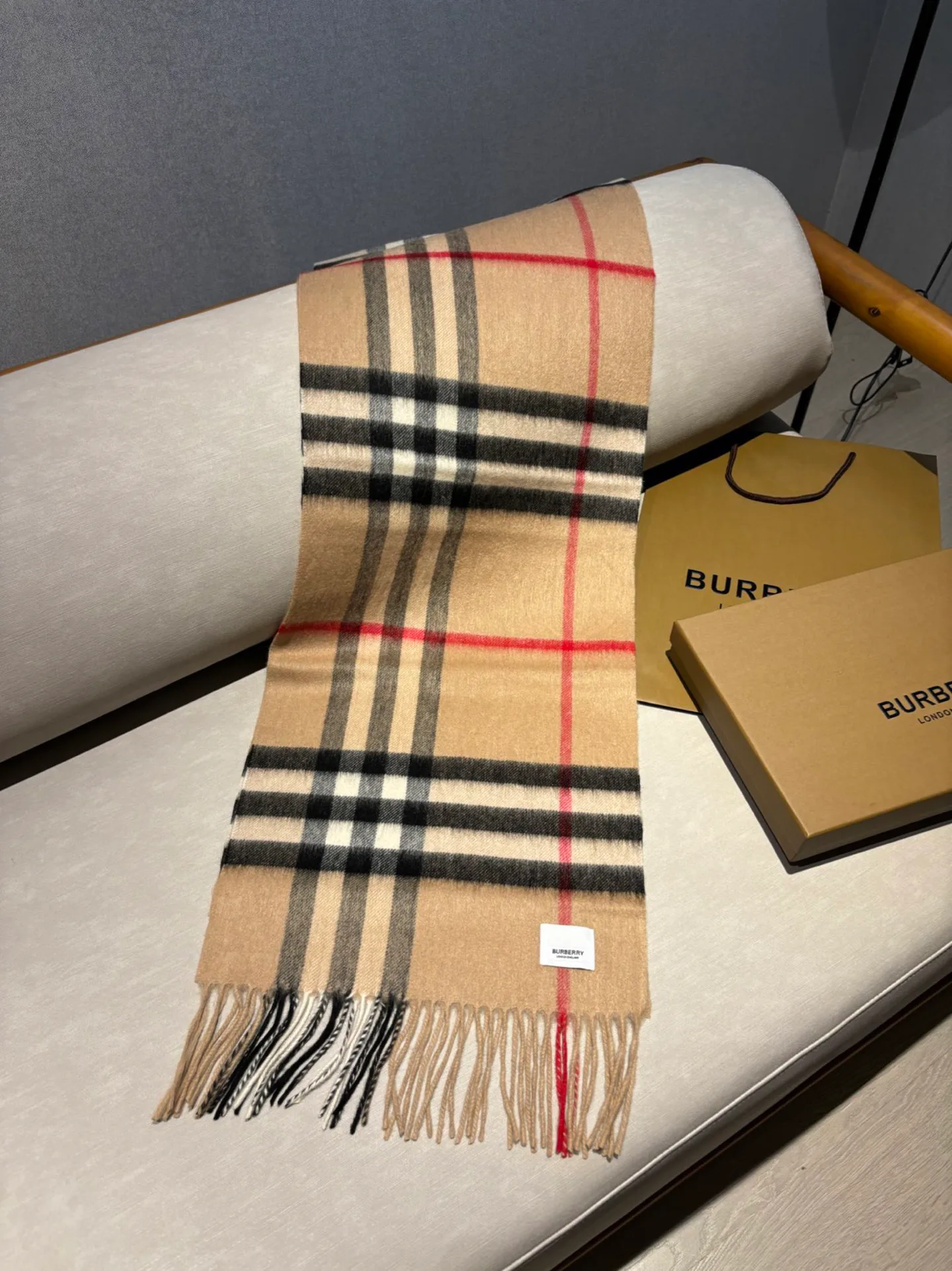 Шарфы Burberry 18507487