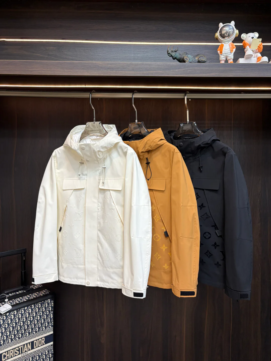 Куртки И Пуховики Женские Louis Vuitton 18157373
