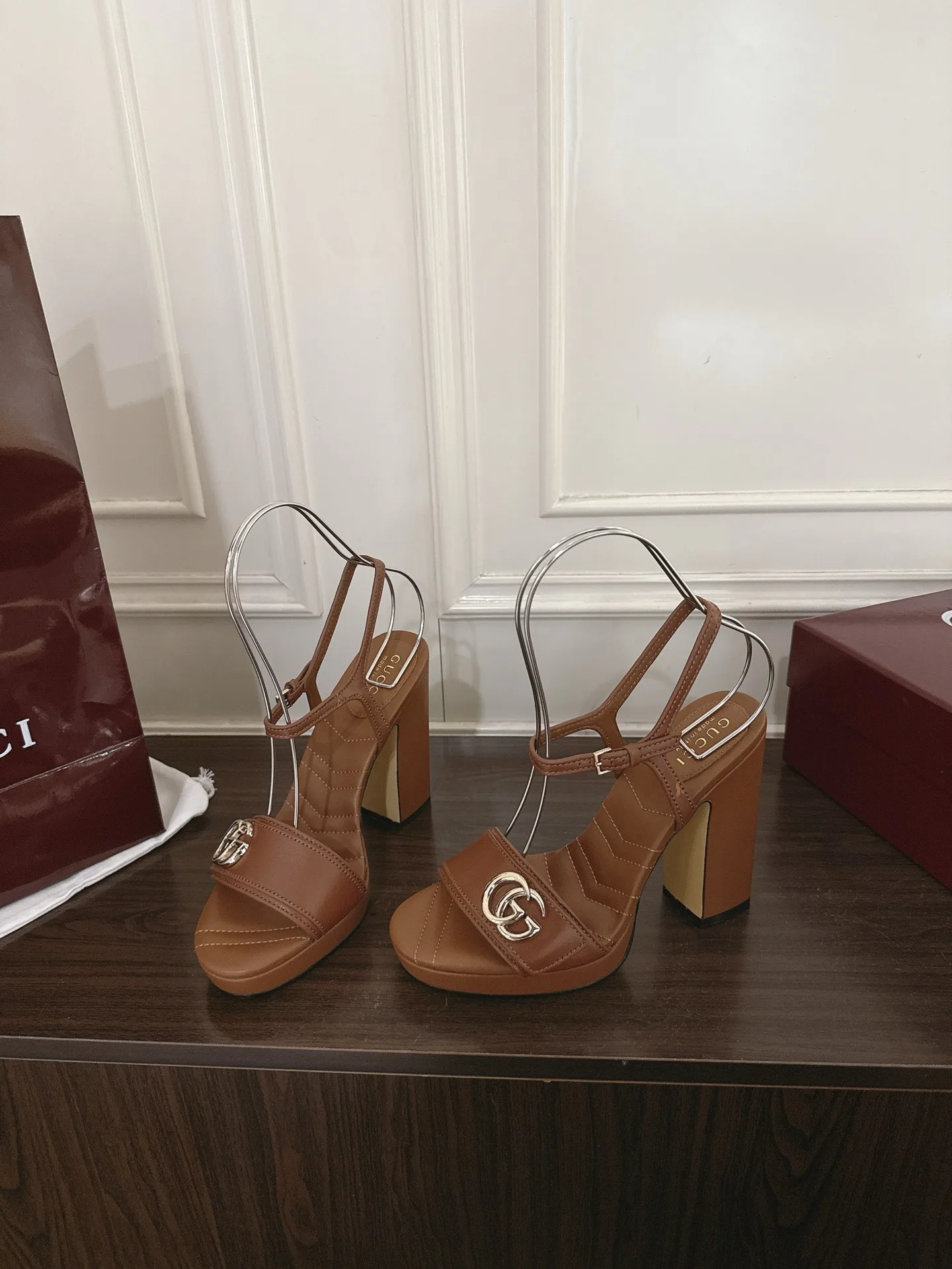 Босоножки Женские Gucci 18725882