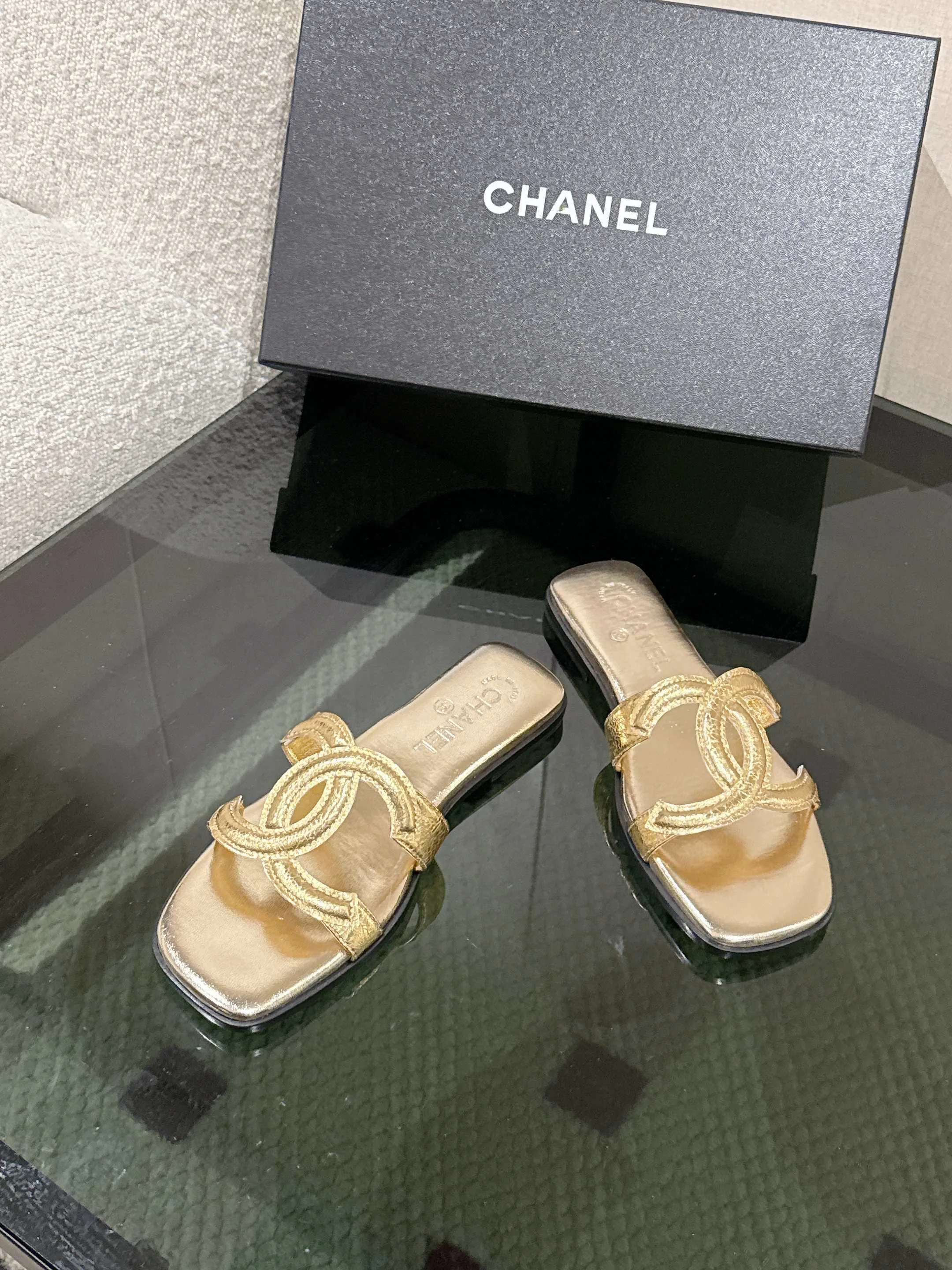 Шлепанцы Женские Chanel 11678194