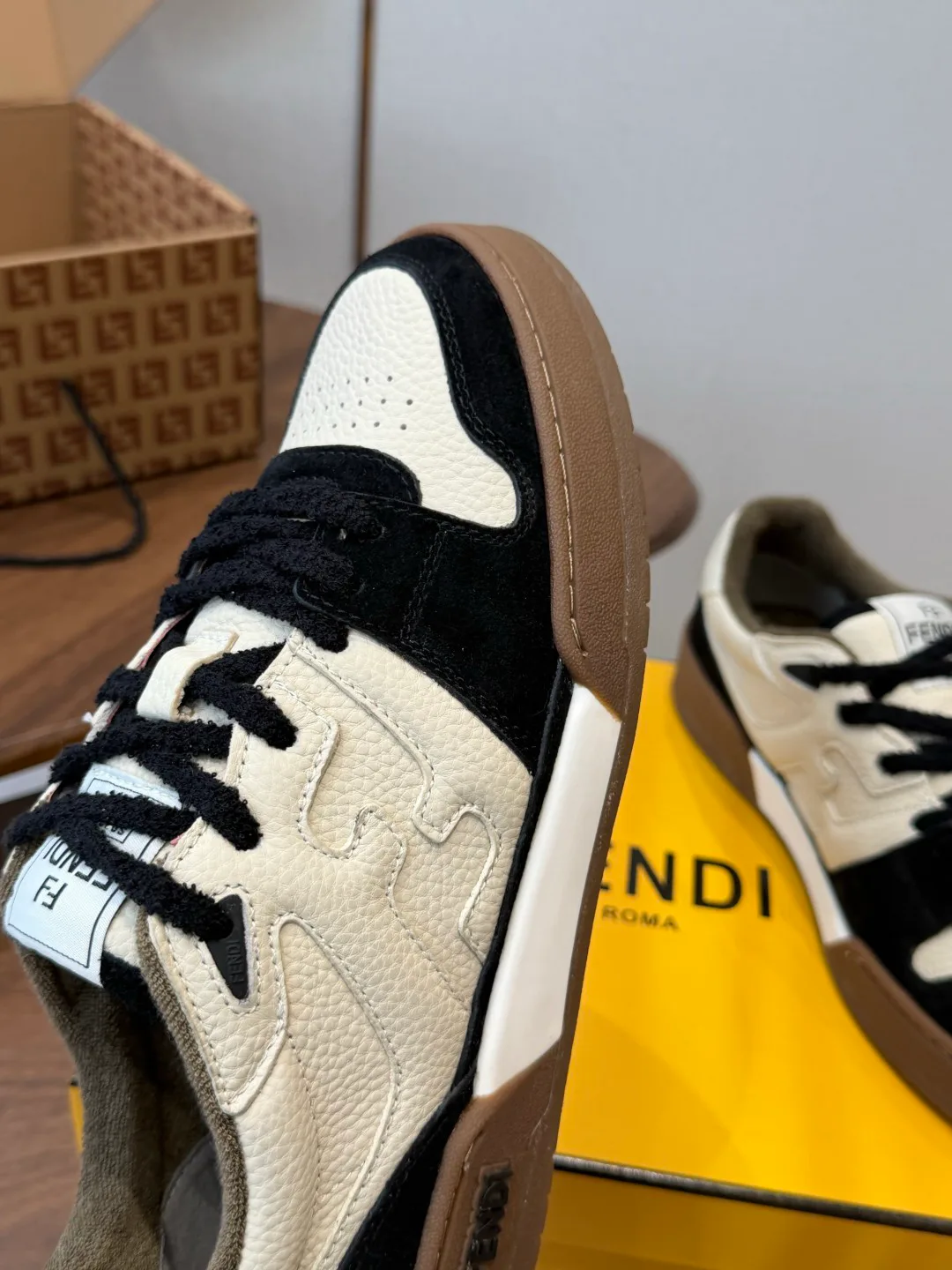 Кроссовки Женские Fendi 17908426