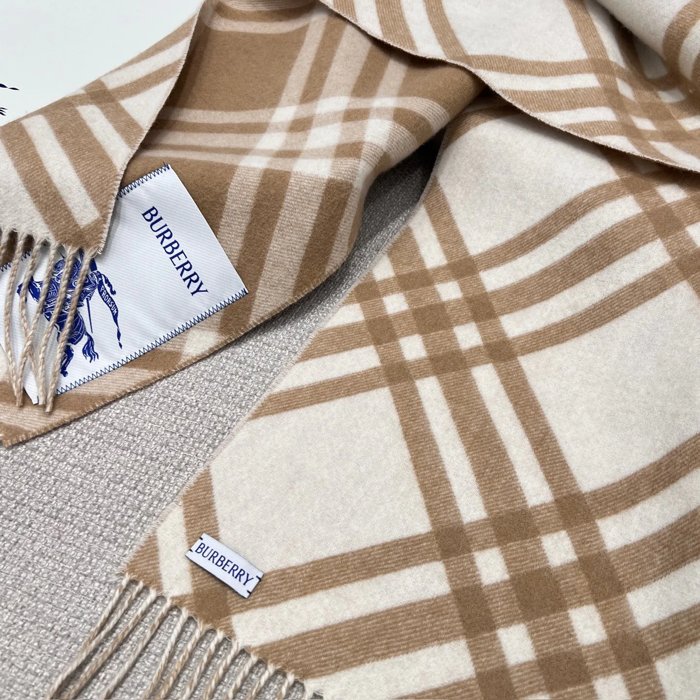 Шарфы Burberry 17945511