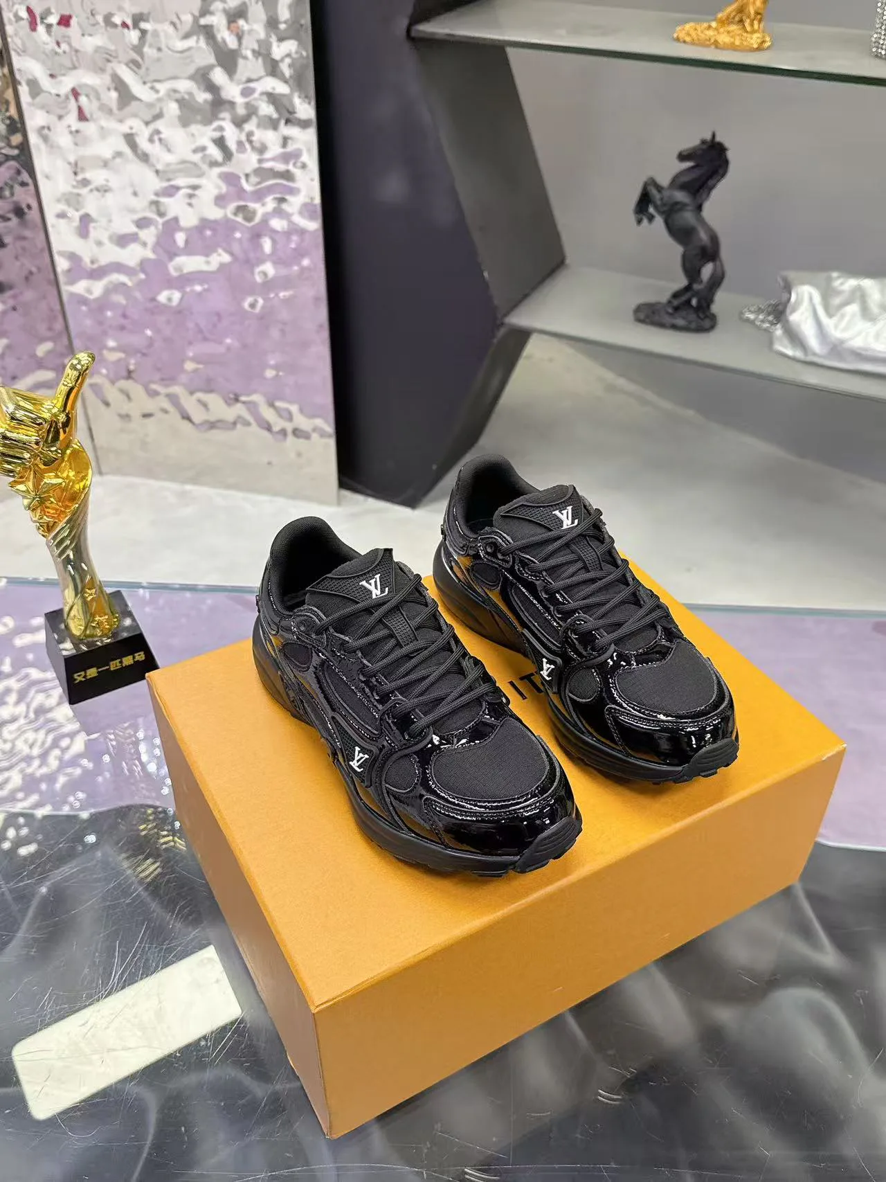 Кроссовки Женские Louis Vuitton 17530422