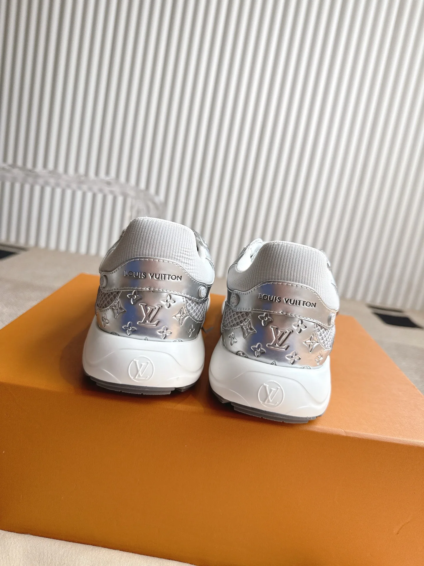 Кроссовки Женские Louis Vuitton 13351300