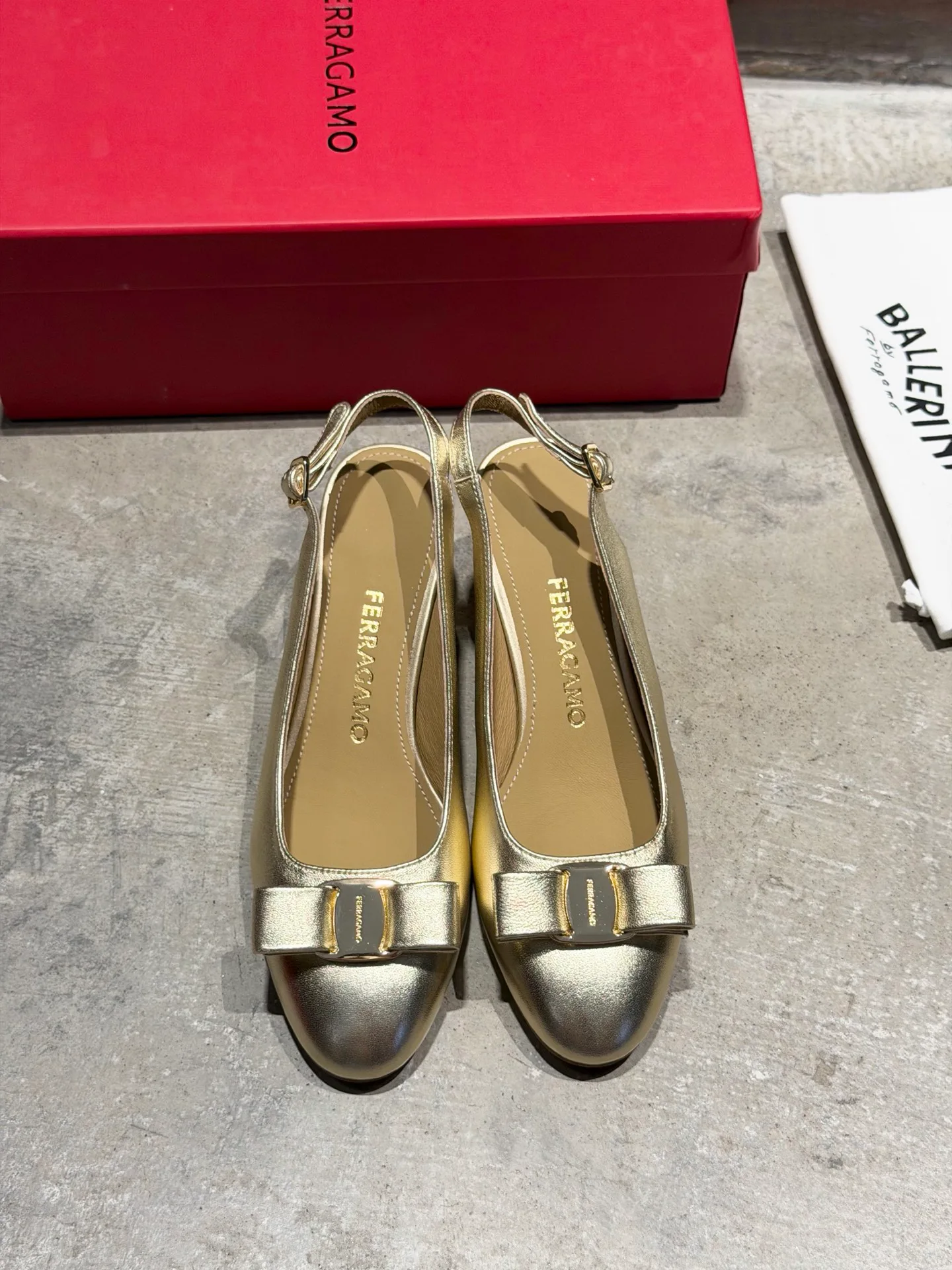 Туфли Женские Salvatore Ferragamo 13368380