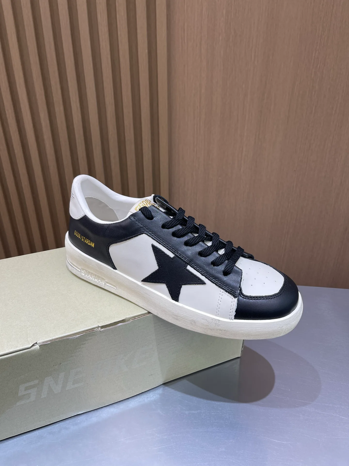 Кроссовки Женские Golden Goose 19466426