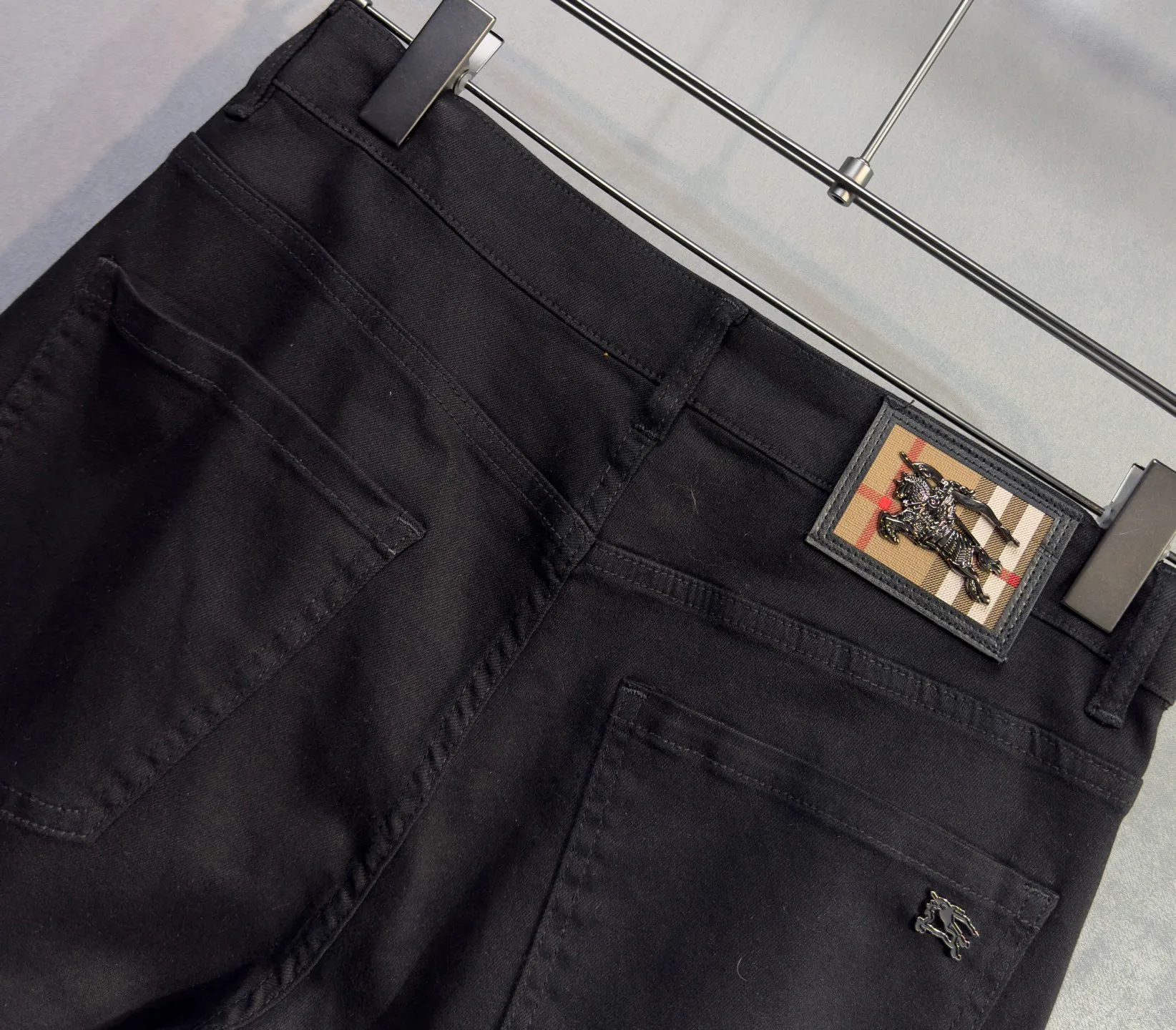Джинсы Мужские Burberry 18098386
