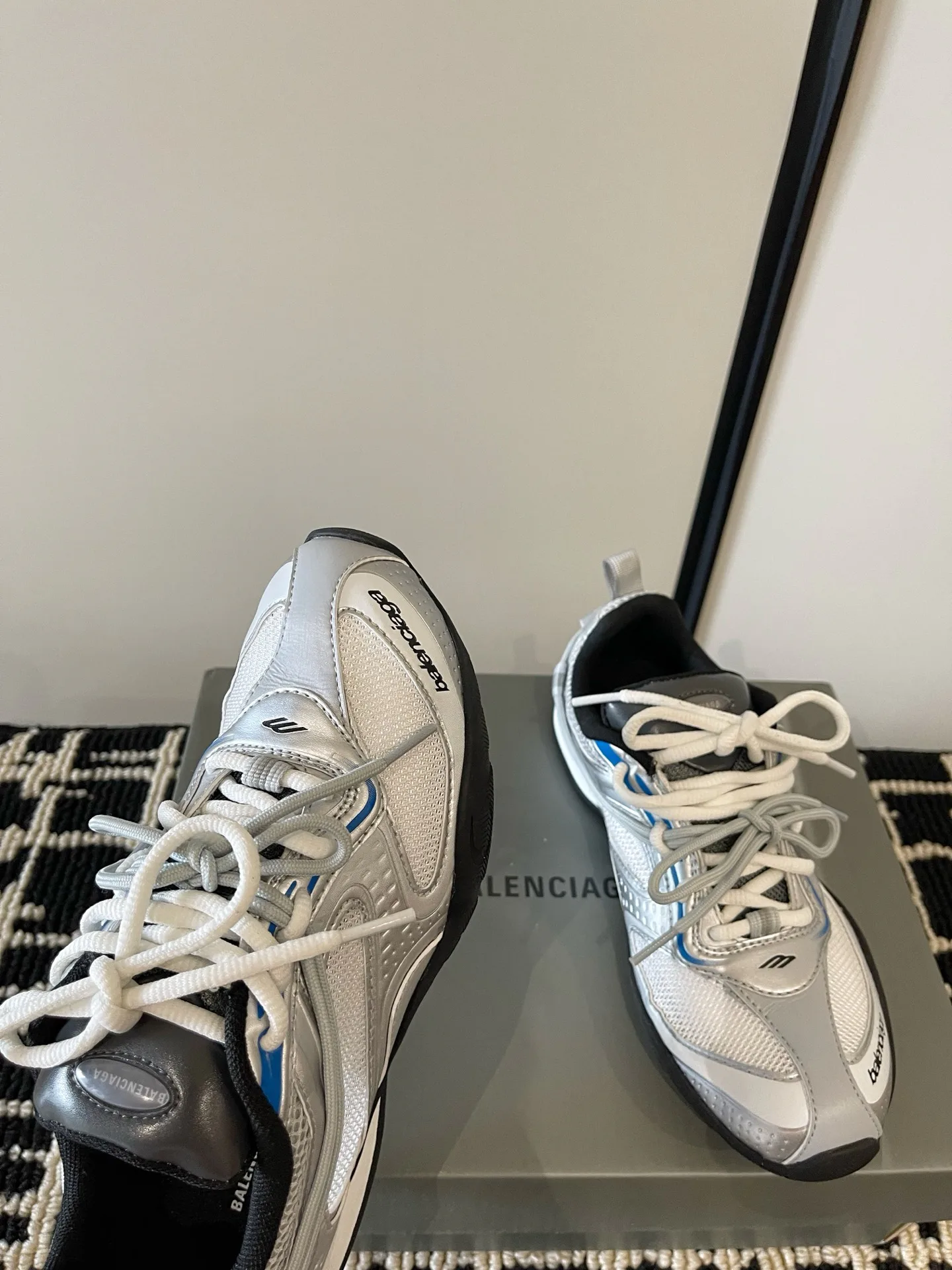 Кроссовки Женские Balenciaga 18386315