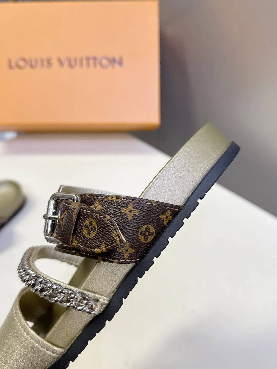 Шлепанцы Женские Louis Vuitton 13370824