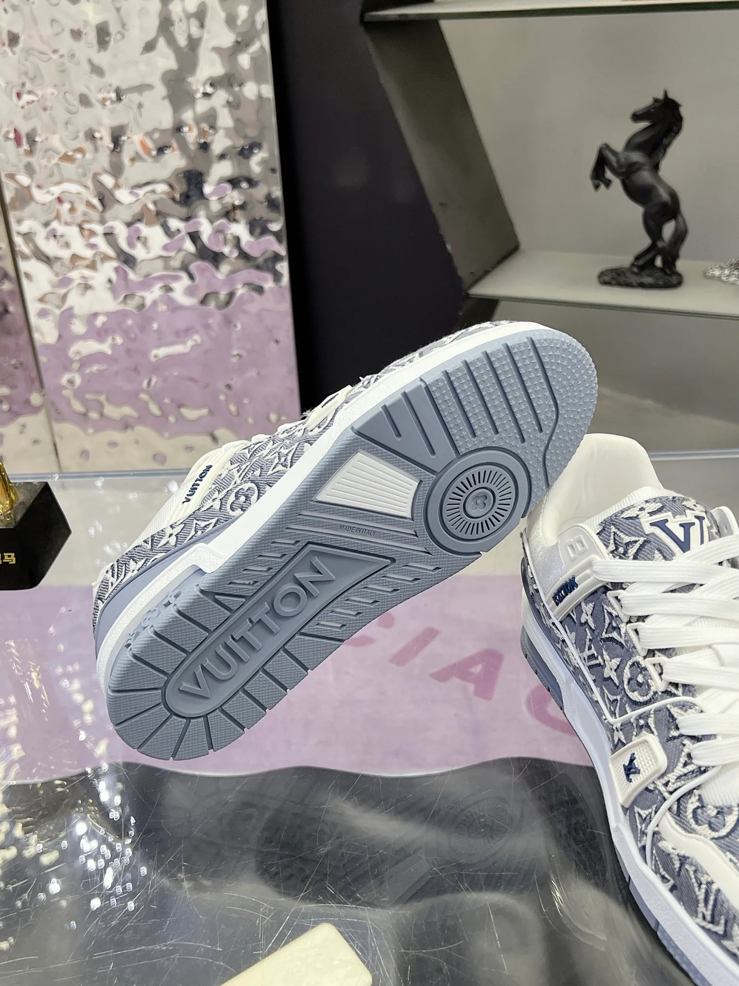 Кроссовки Женские Louis Vuitton 17368600