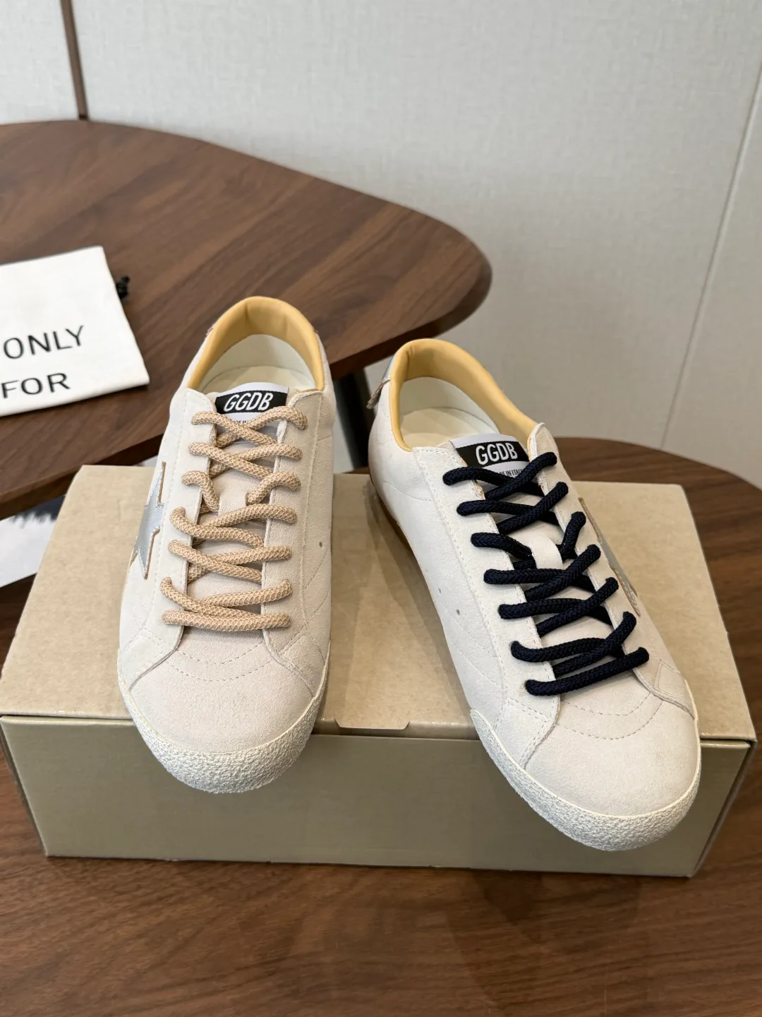 Кроссовки Женские Golden Goose 18687331