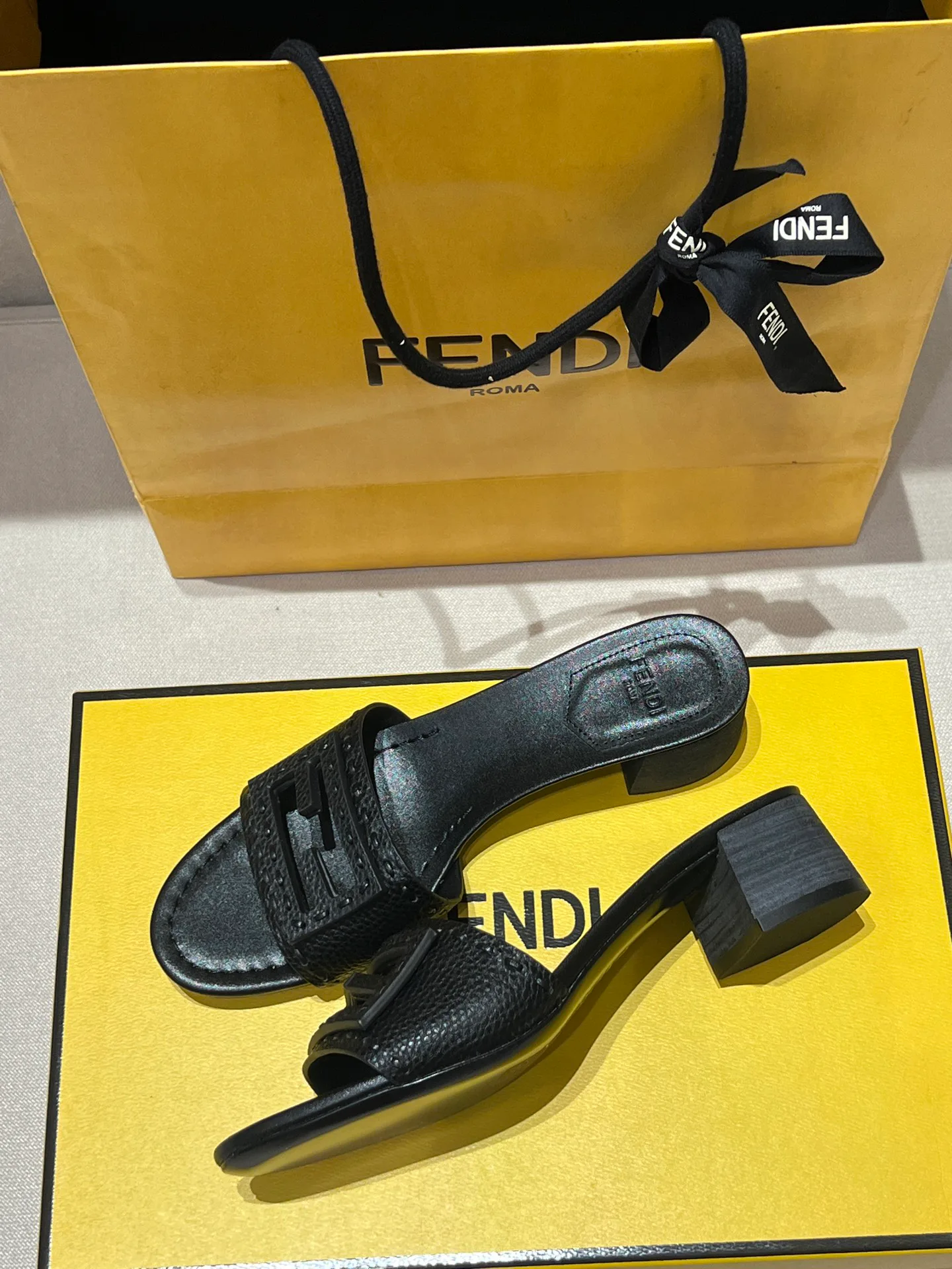 Шлепанцы Женские Fendi 17594299