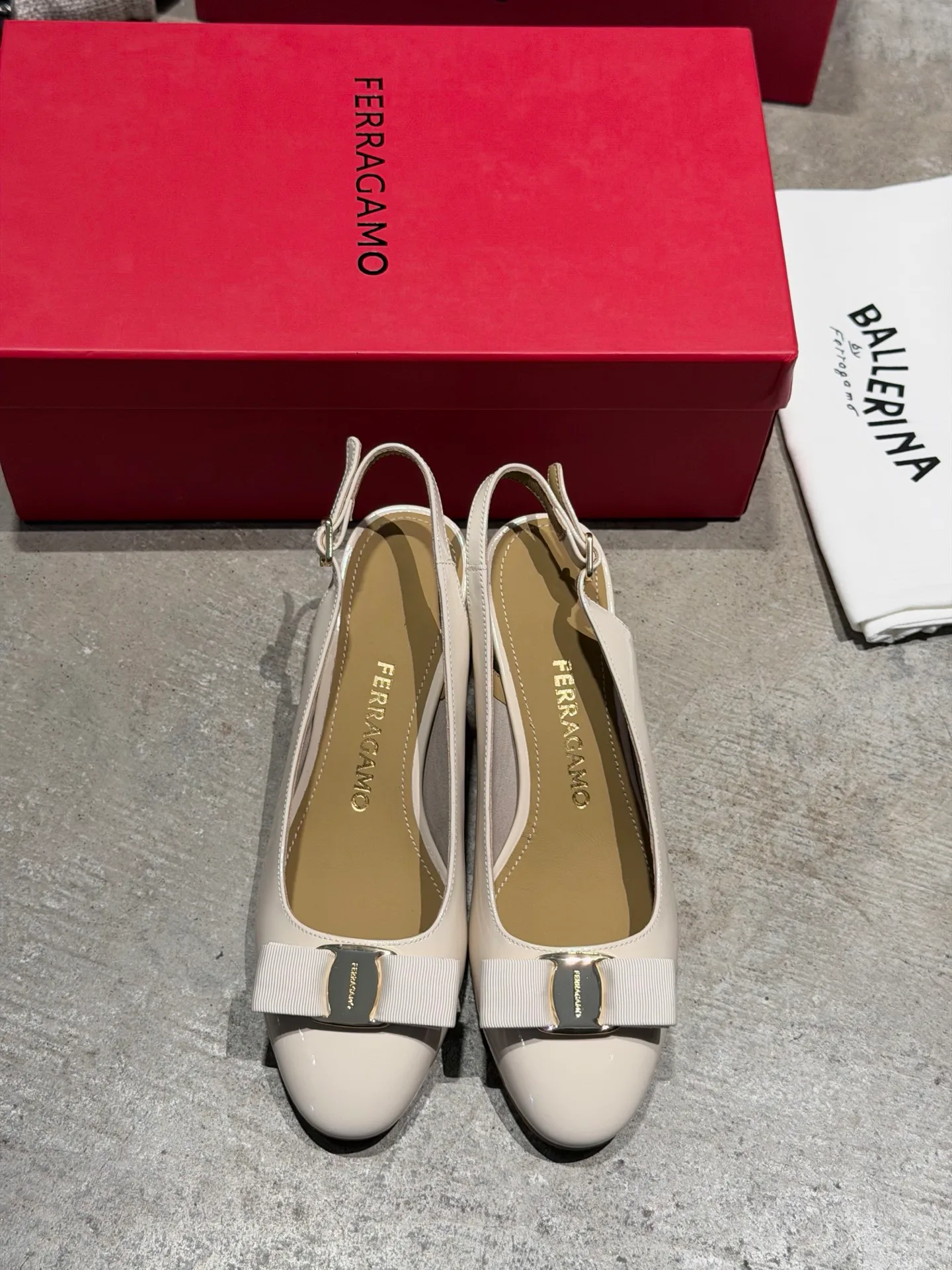 Туфли Женские Salvatore Ferragamo 17642597